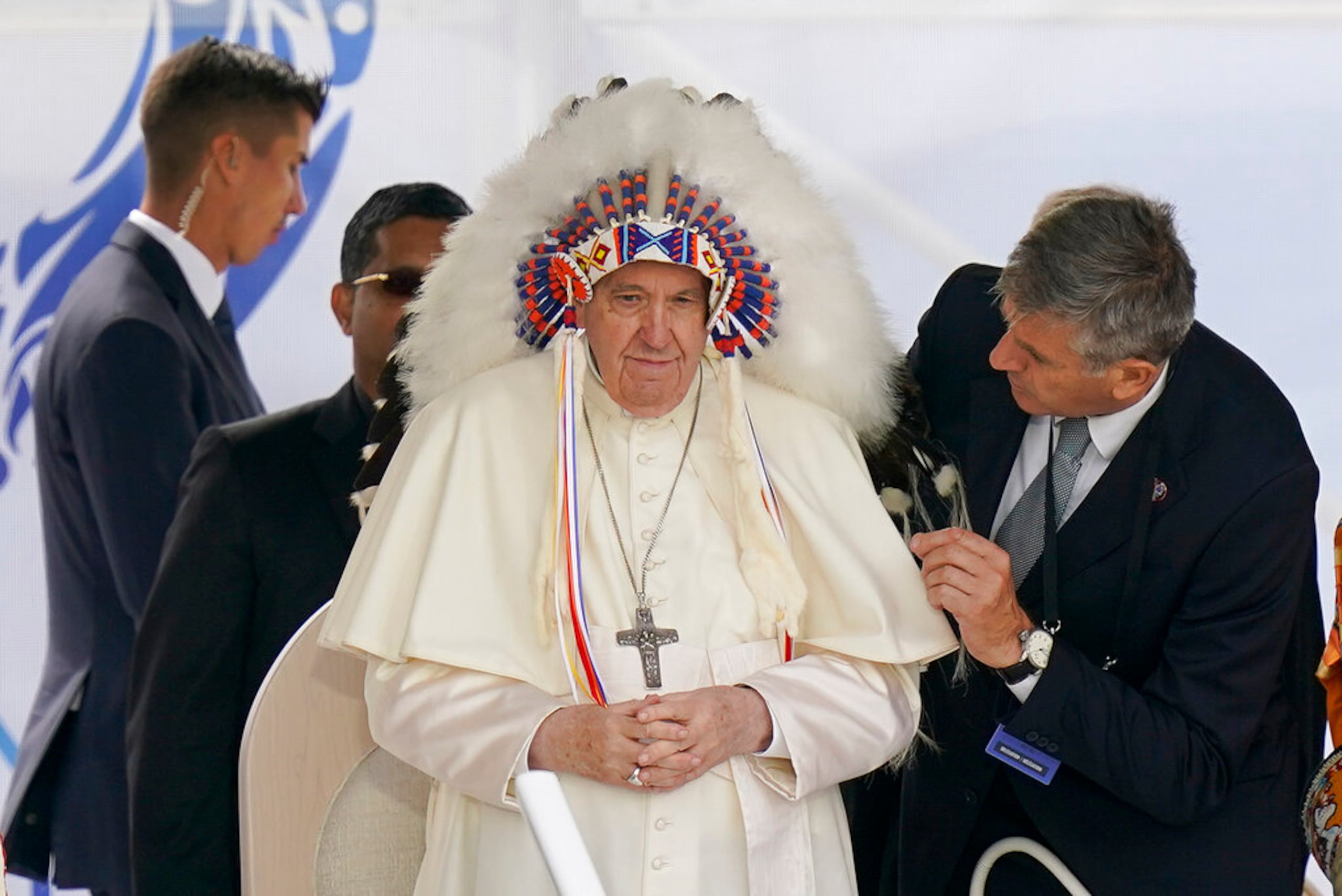 El papa Francisco con un tocado indígena durante una reunión con comunidades indígenas, incluidas las Primeras Naciones, Metis e Inuit, en la Iglesia Católica "Our Lady of Seven Sorrows" en Maskwacis, cerca de Edmonton, Canadá, el 25 de julio de 2022.