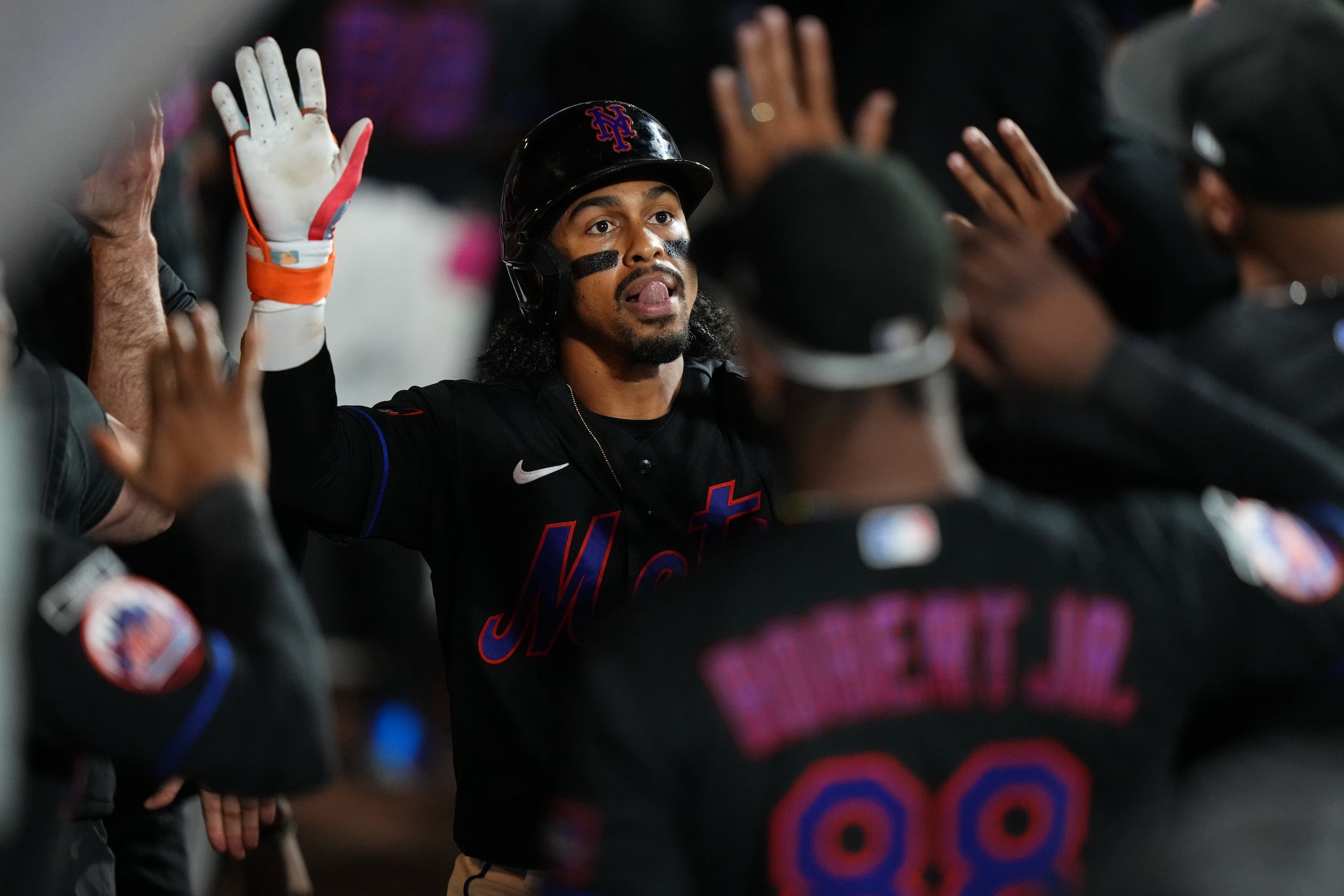 Francisco Lindor celebra su jonrón en la séptima entrada contra los Marlins en el dugout de los Mets