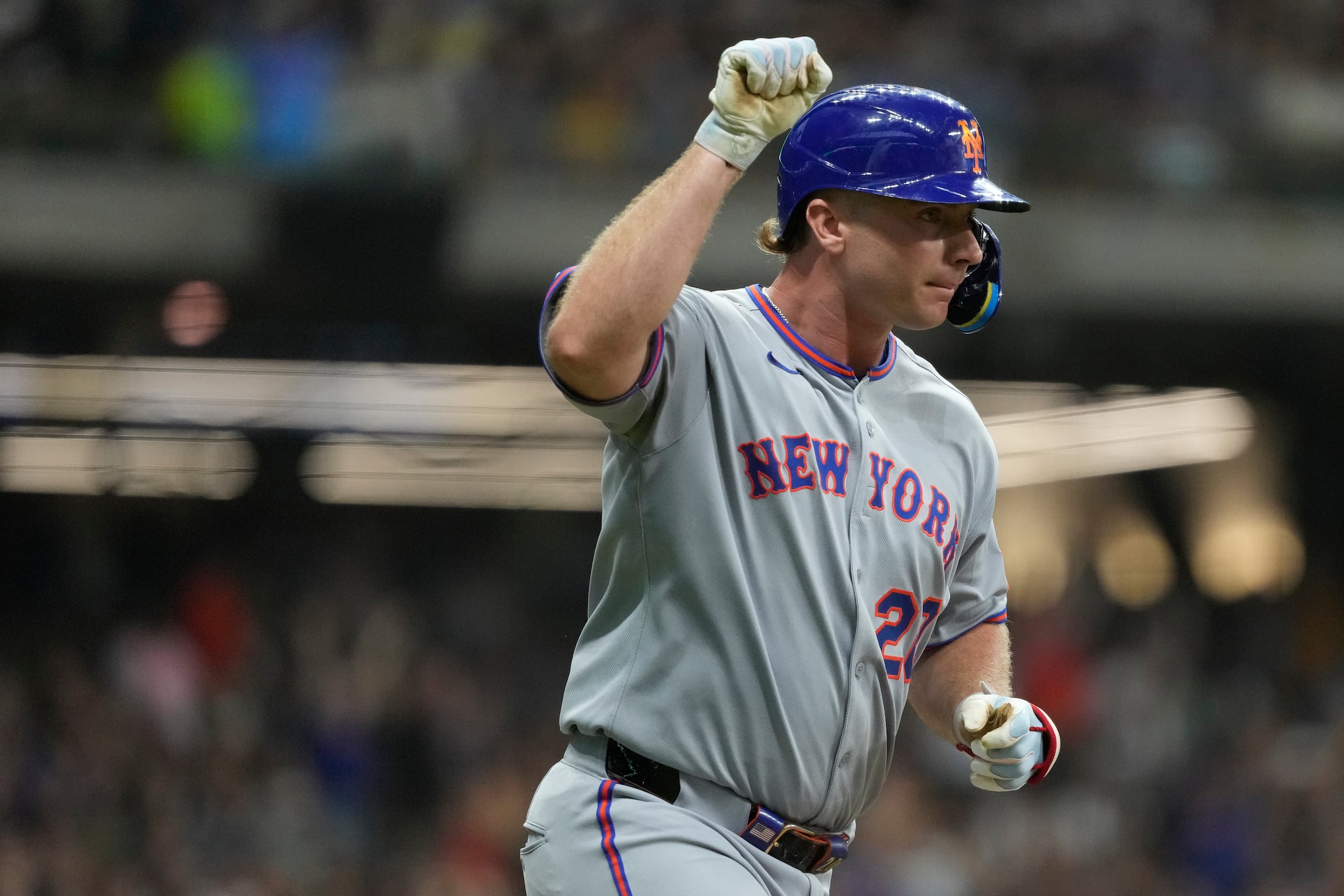 Pete Alonso tras conectar un jonrón solitario.