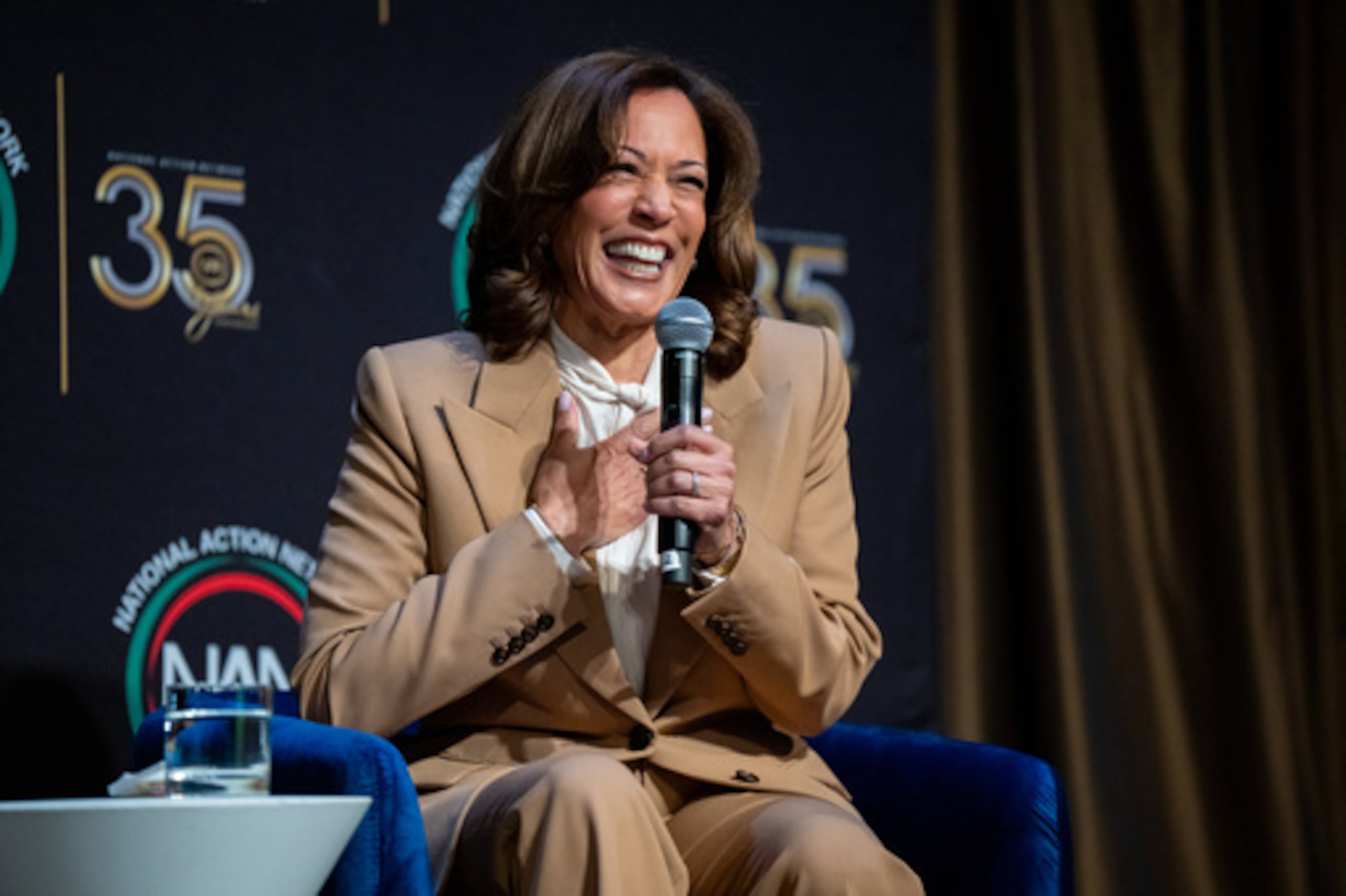 ARCHIVO - La exvicepresidenta Kamala Harris interviene durante la Convención de la National Action Network celebrada en Nueva York el 10 de abril de 2026. (Foto AP/Angelina Katsanis, archivo)