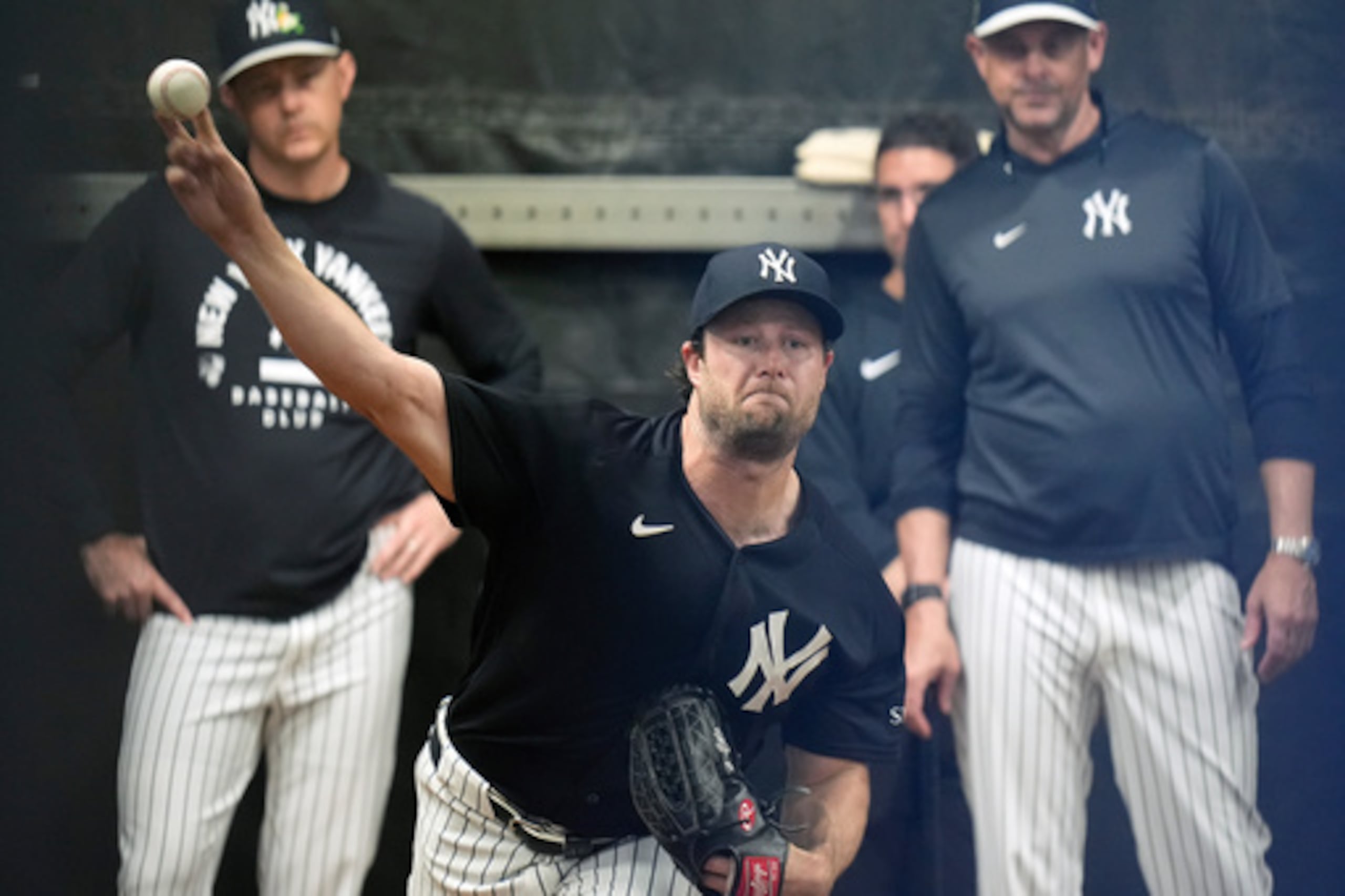 Gerrit Cole, lanzador de los Yankees de Nueva York, suelta el brazo en el bullpen durante una sesión de trabajo en los entrenamietnos de primavera el viernes 13 de febrero de 2026, en Tampa, Florida. (AP Foto/Chris O'Meara)