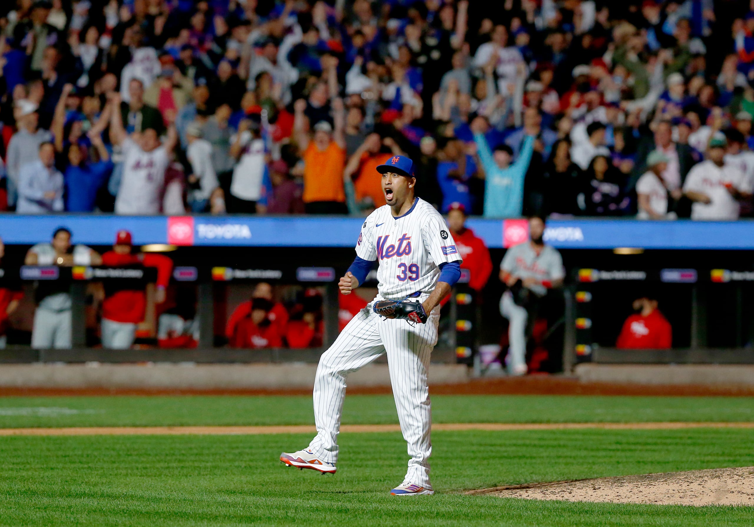 Edwin 'Sugar' Díaz se da golpes en el pecho luego del importante y complicado salvamento del domingo para los Mets.