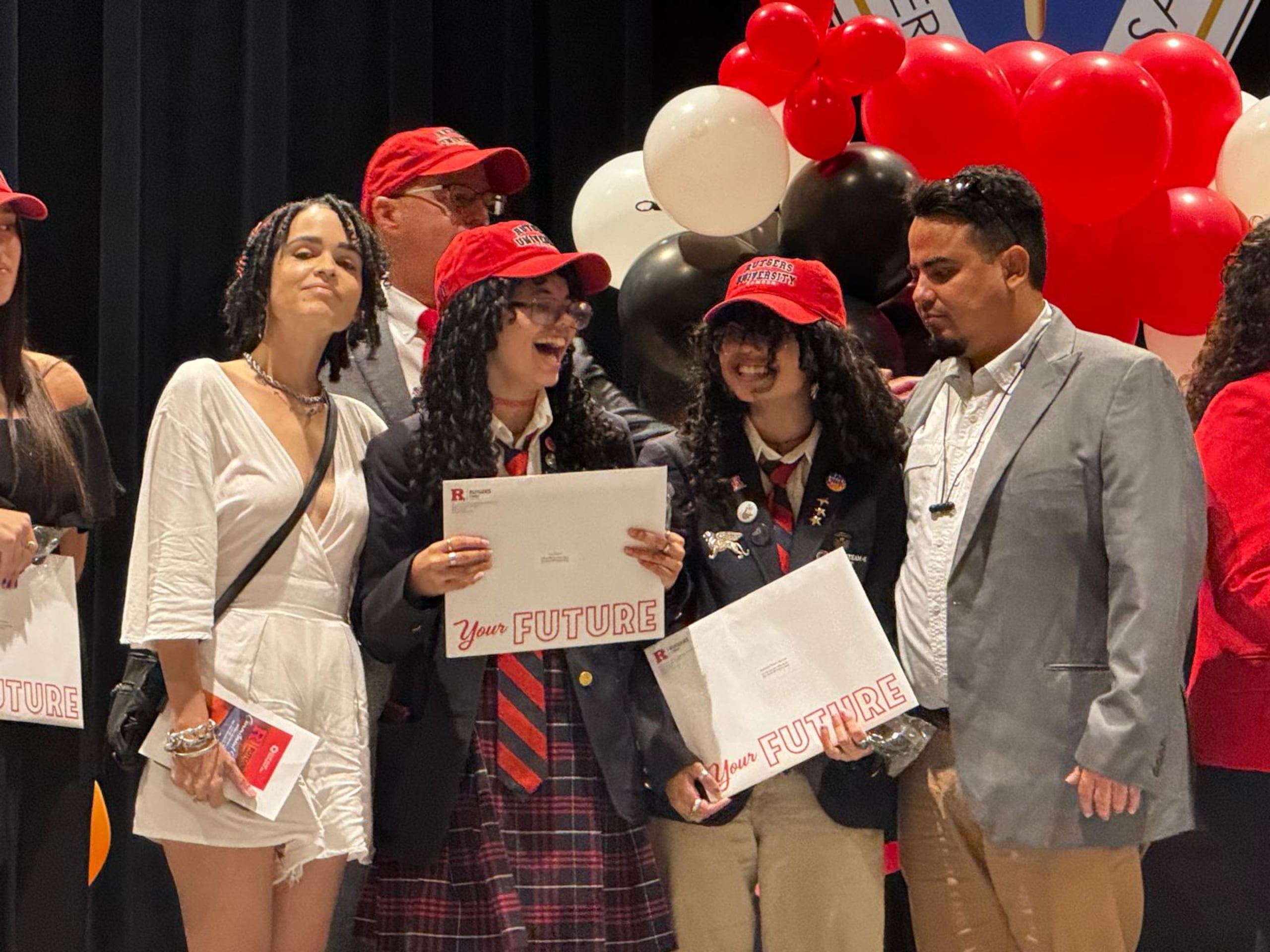 Los estudiantes lograron ser aceptados por la prestigiosa institución tras haber sido entrevistados.