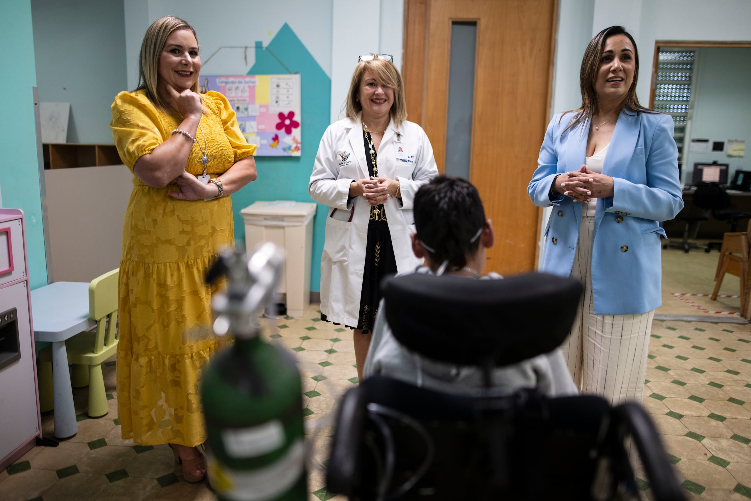 El personal administrativo del Hospital del Niño en Guaynabo, entre quienes se destacan la licenciada Juliana Canino Rivera, la Dra. Elizabeth Pagán Feliciano y Beira Jaramillo explican cómo logran salir a flote y el servicio que brindan a esta población.