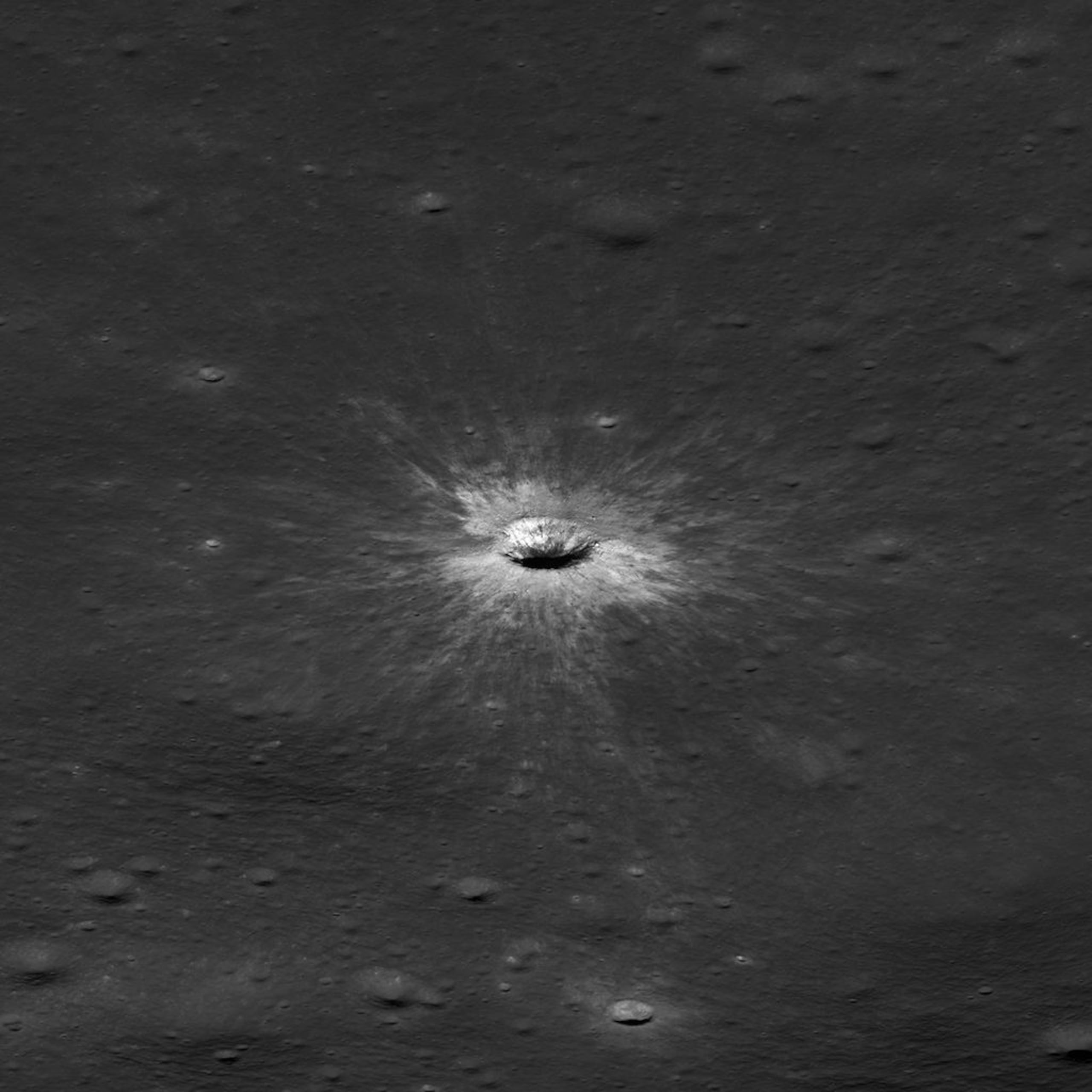 Esta vista lateral, tomada con un ángulo de 55° respecto a la vertical, hacia el este, cubre un área de la Luna de aproximadamente 1.5 millas de ancho. La imagen fue captada por la cámara de ángulo estrecho del Lunar Reconnaissance Orbiter (LRO) de la NASA el 3 de marzo de 2026.