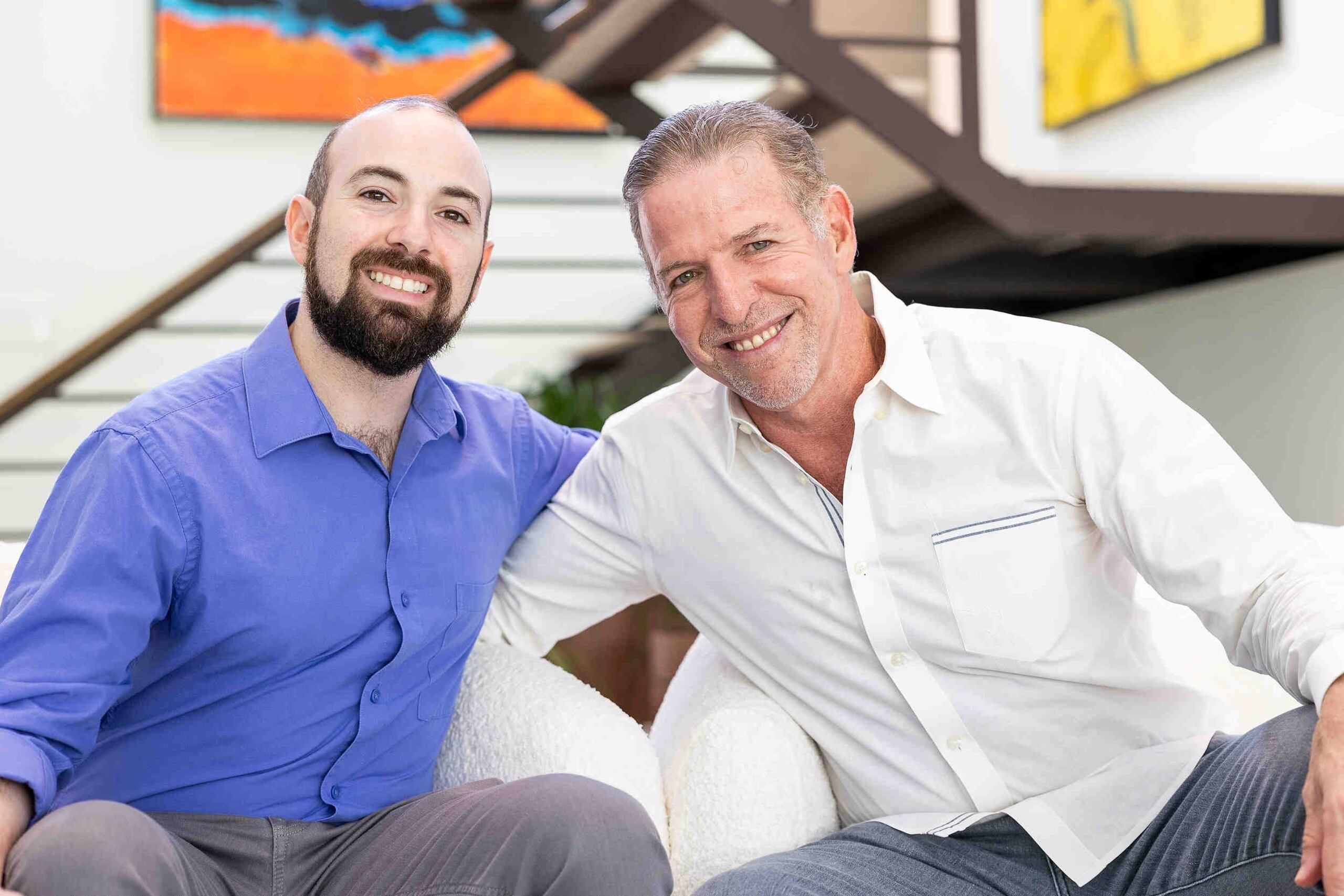 Bryan Shames, presidente y principal oficial ejecutivo de Rooms To Go junto a su hijo Kevin.
