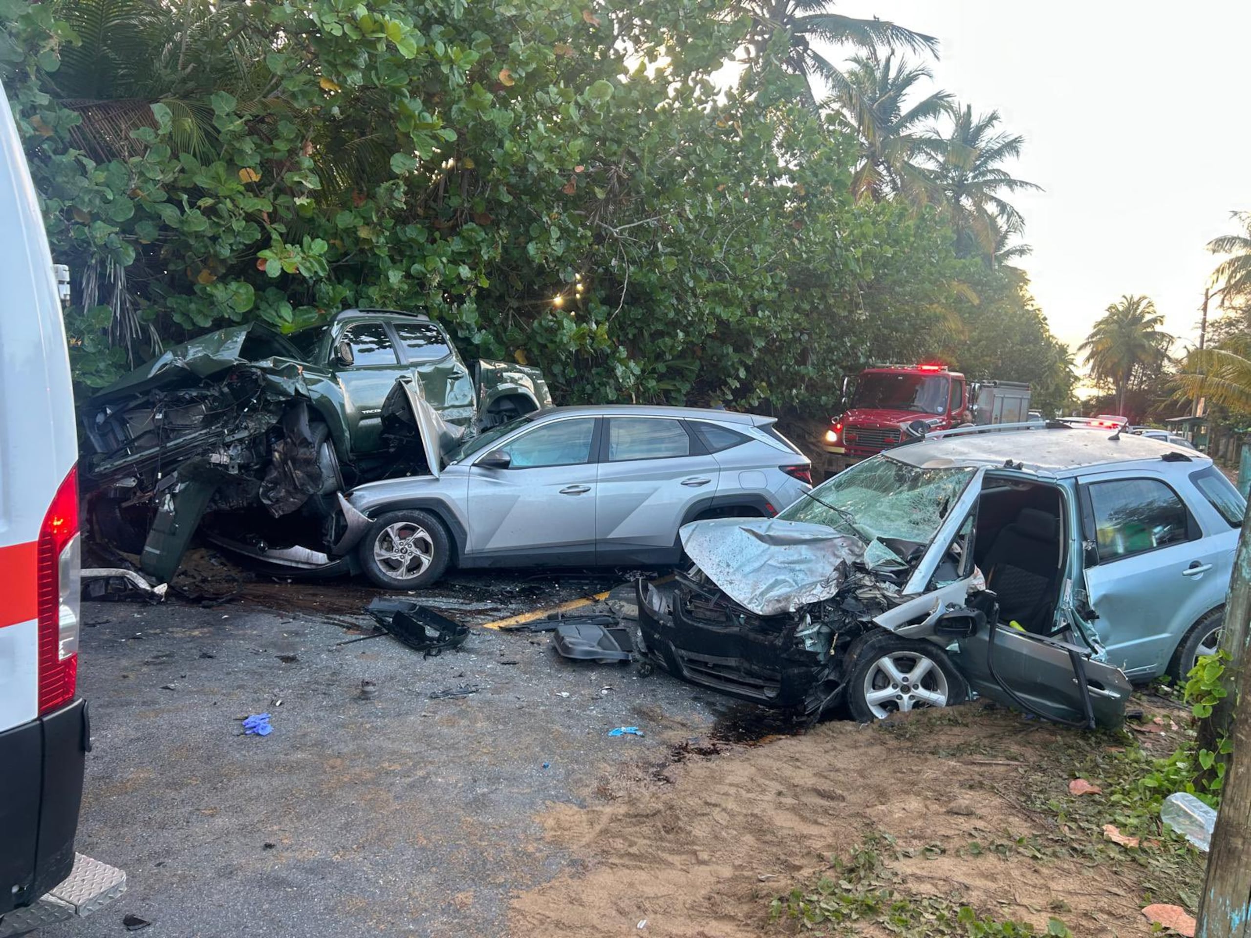 Imagen de un accidente de tránsito entre varios vehículos en el kilómetro 7.9 de la carretera PR-187 del barrio Torrecilla Baja, en Piñones, Loíza.