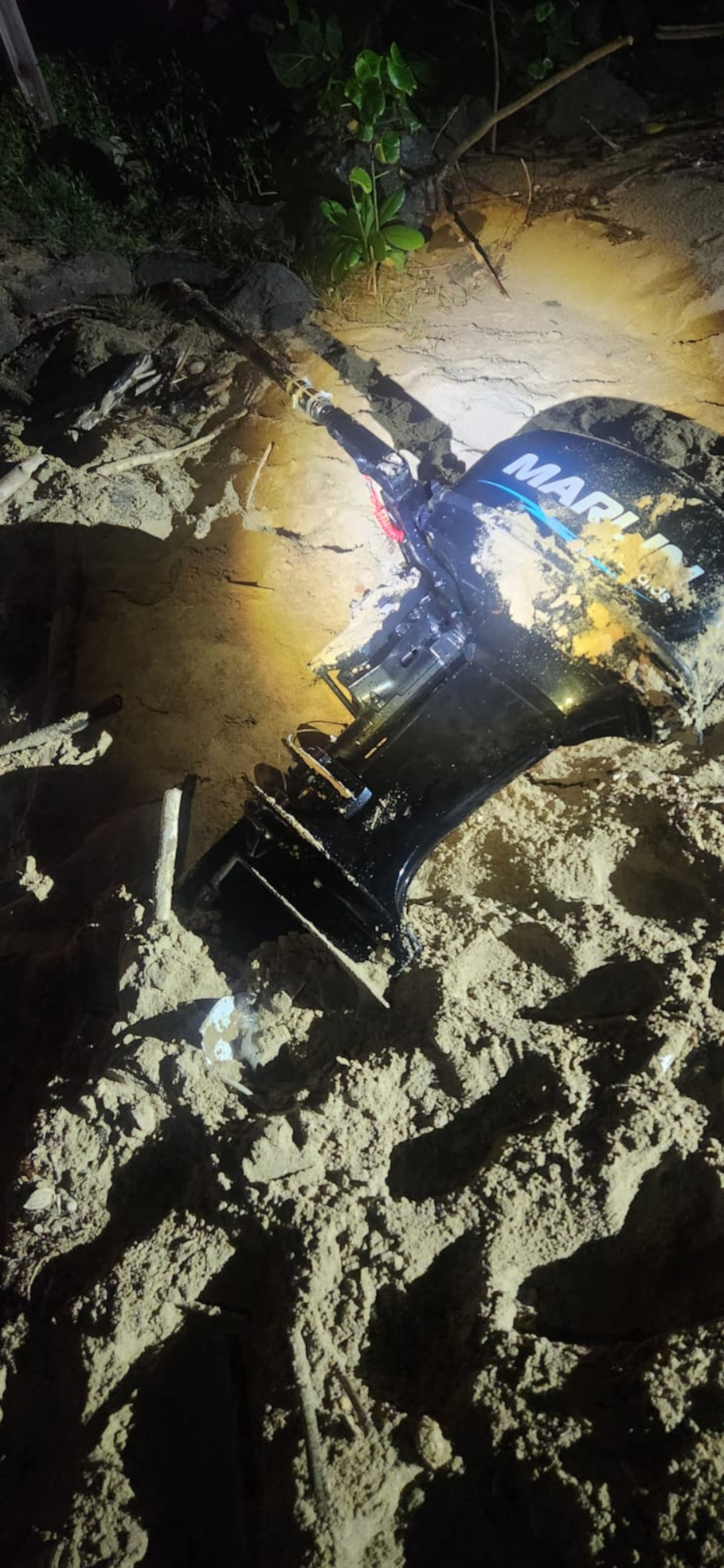 Motor de una yola donde desembarcaron 39 migrantes de República Dominicana, Haití y Venezuela, en la costa de Isabela.