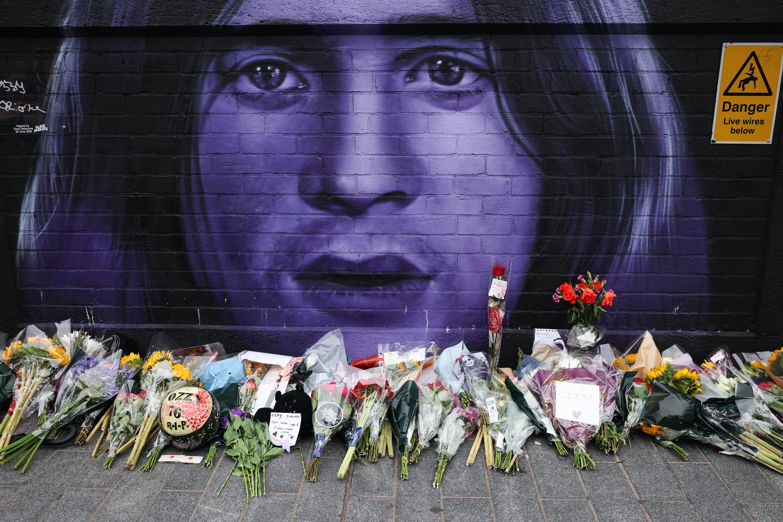 Fotografía de archivo de homenajes al cantante Ozzy Osbourne en el muro de Black Sabbath en Birmingham, Gran Bretaña, el 23 de julio de 2025. EFE/EPA/Adam Vaughan
