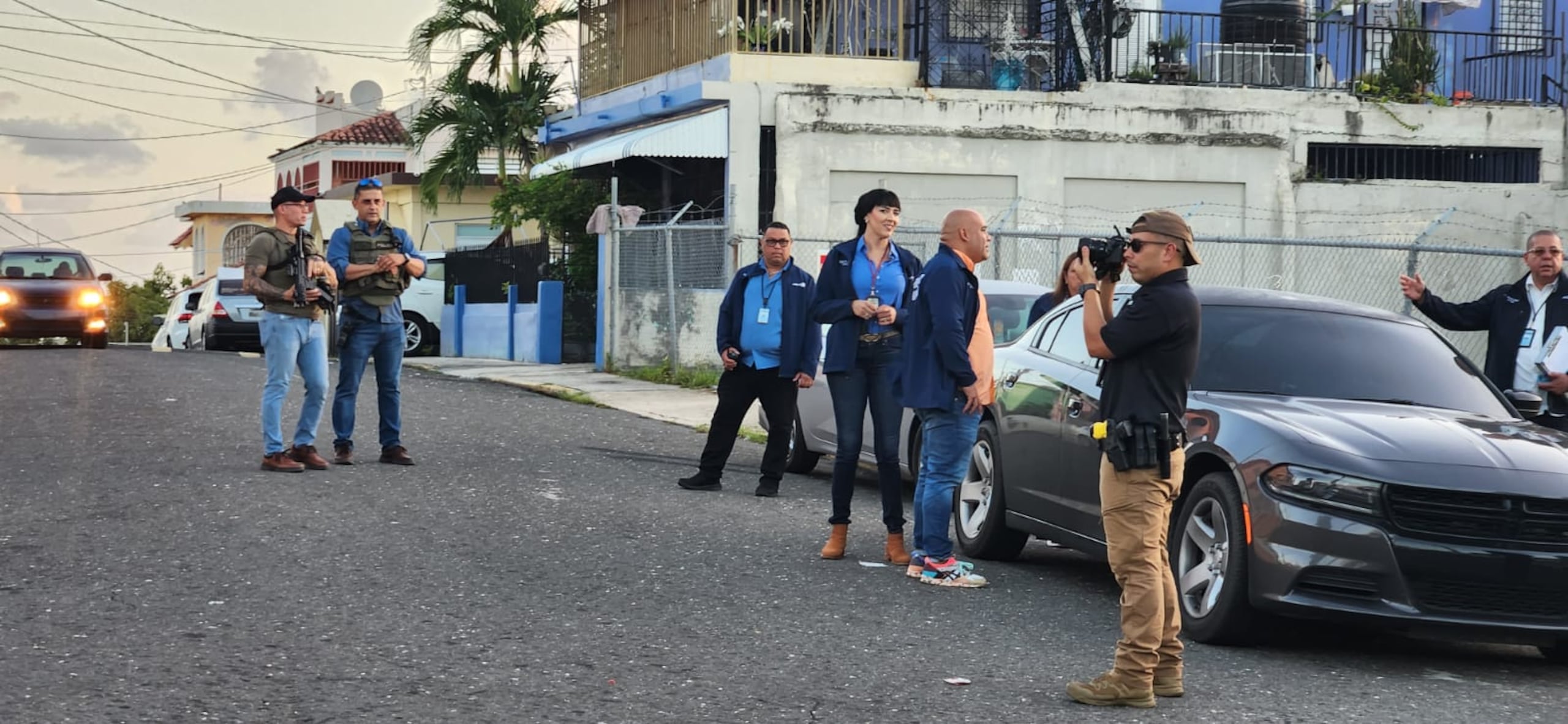 Agentes de la División de Crímenes Mayores y del Departamento de Justicia este jueves en la escena donde mataron al trapero Kevin Fret.