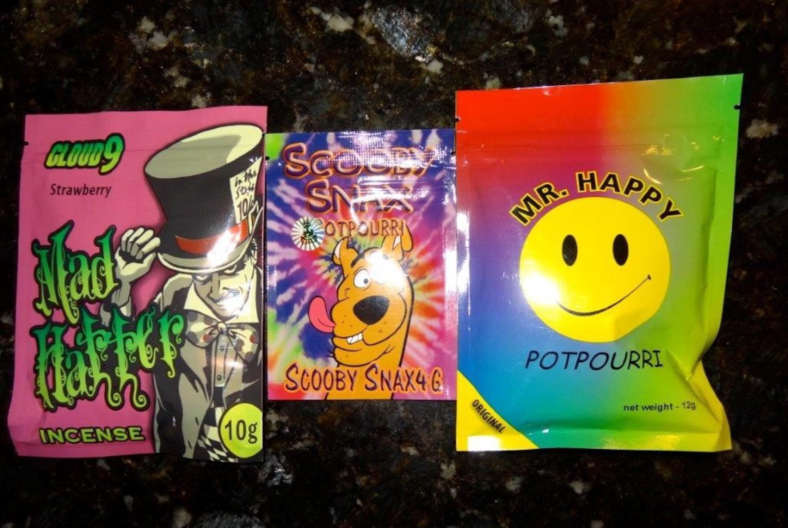 Ejemplo de productos a base de cáñamo que los menores de edad consumen y les provoca una "especie de arrebato", según denunció el secretario del DACO, Hiram Torres Montalvo.