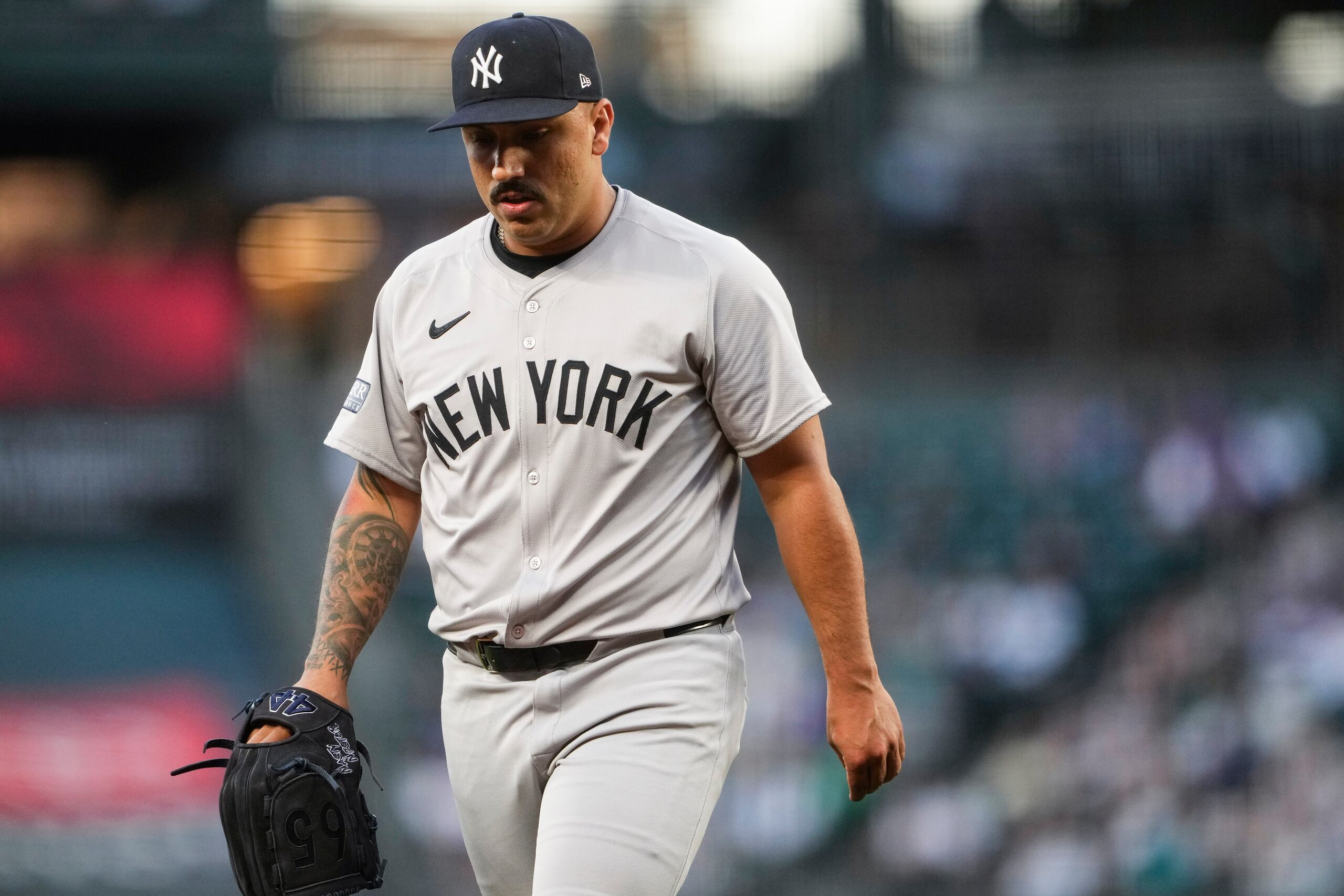 El abridor de los Yankees de Nueva York, Néstor Cortés, regresa al dugout después de retirar a los bateadores en contra de los Mariners de Seattle durante la primera entrada de un partido de béisbol el miércoles 18 de septiembre de 2024 en Seattle.