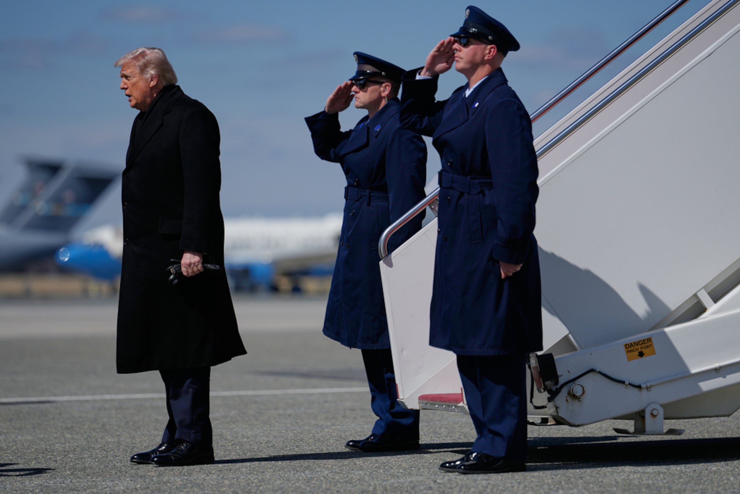 El presidente Donald Trump llega en el Air Force One, el miércoles 18 de marzo de 2026, a la Base Aérea de Dover, Delaware, para asistir al retorno de los restos mortales de los seis tripulantes de una aeronave de reabastecimiento de la Fuerza Aérea que murieron cuando su avión se estrelló en el oeste de Irak mientras apoyaban operaciones contra Irán.