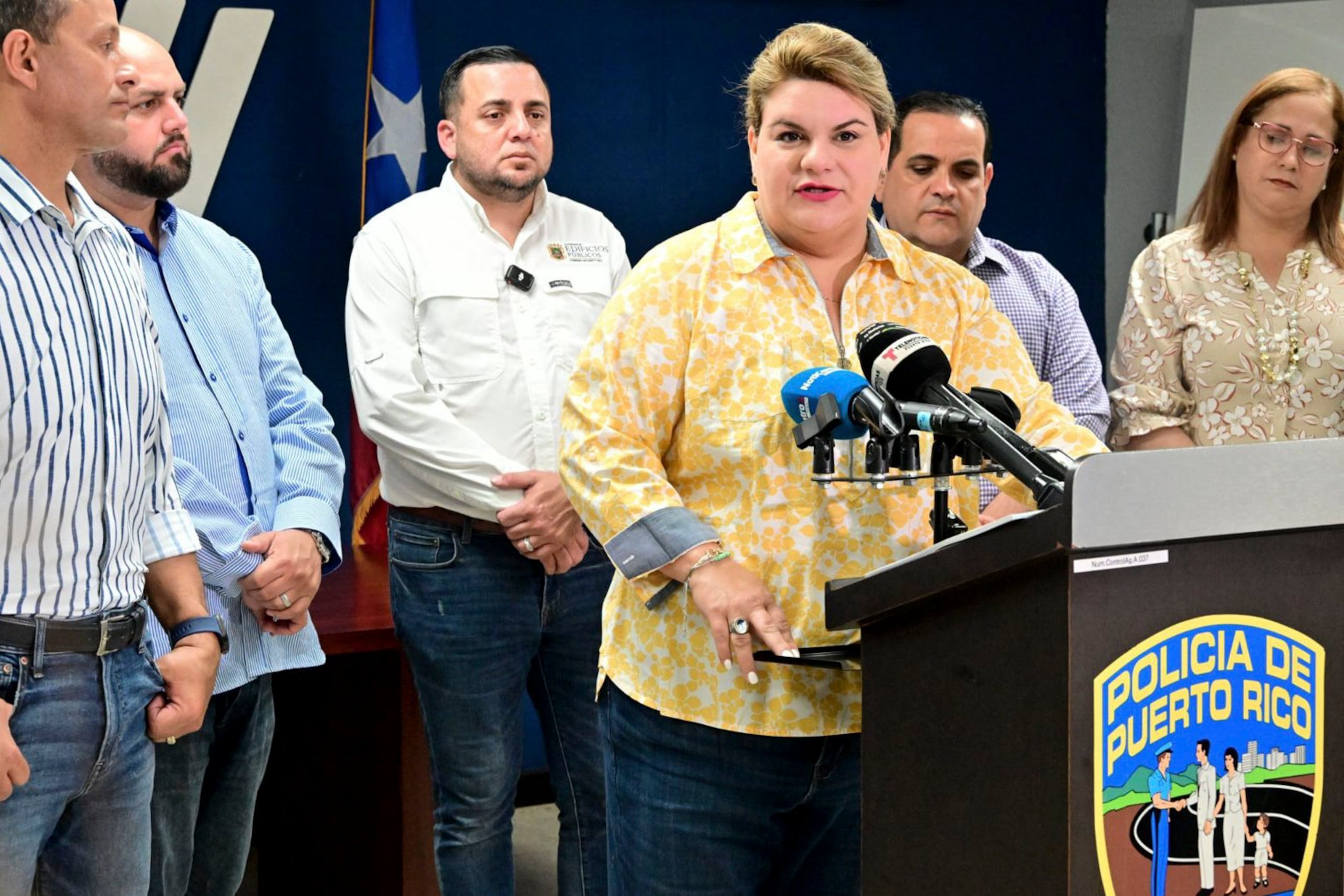 La gobernadora Jenniffer González durante la conferencia de prensa para anunciar mejoras en la comandancia de la Policía de Aguadilla. (Foto Suministrada)