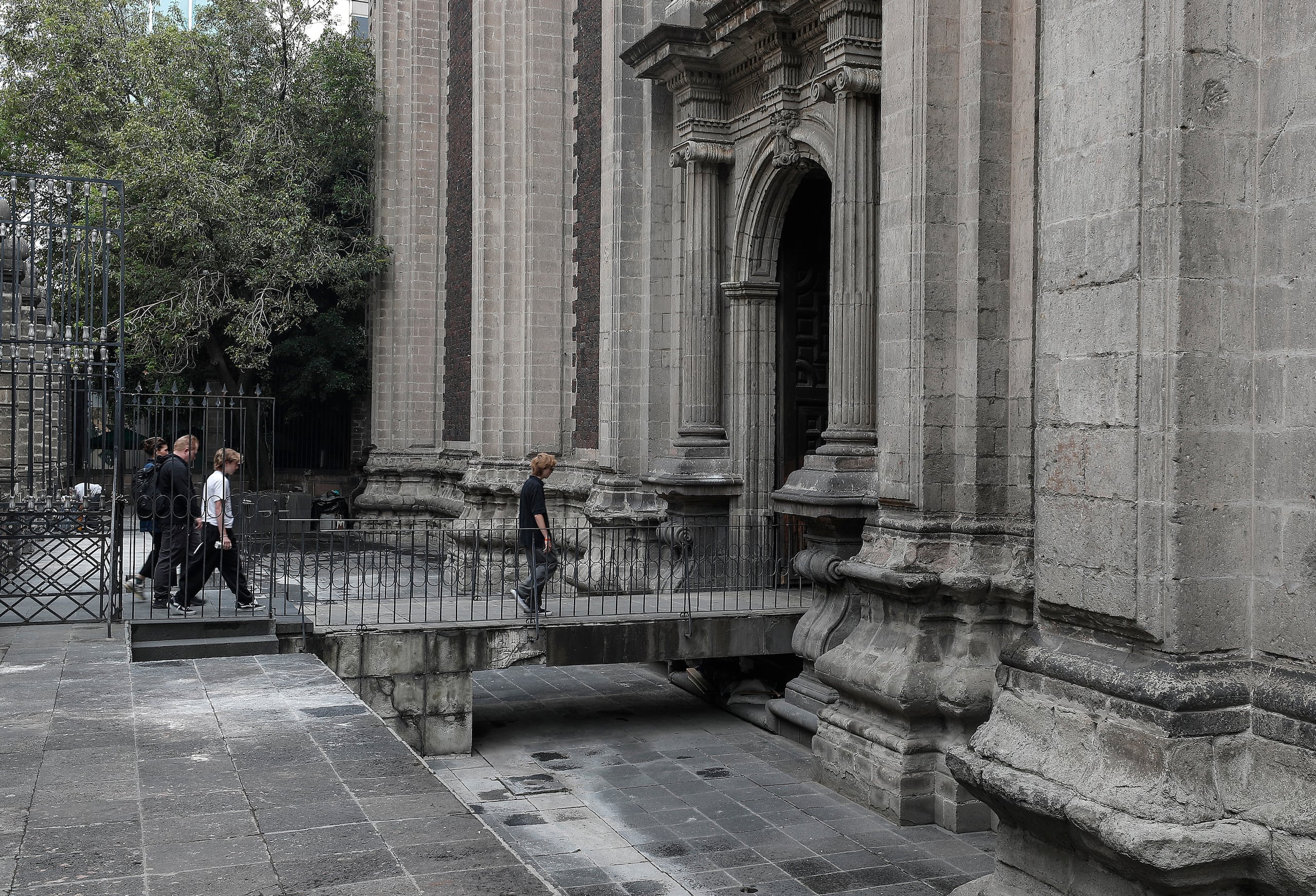 Fotografía donde se observa el hundimiento del templo de San Felipe Neri este lunes, en Ciudad de México (México). EFE/ Isaac Esquivel