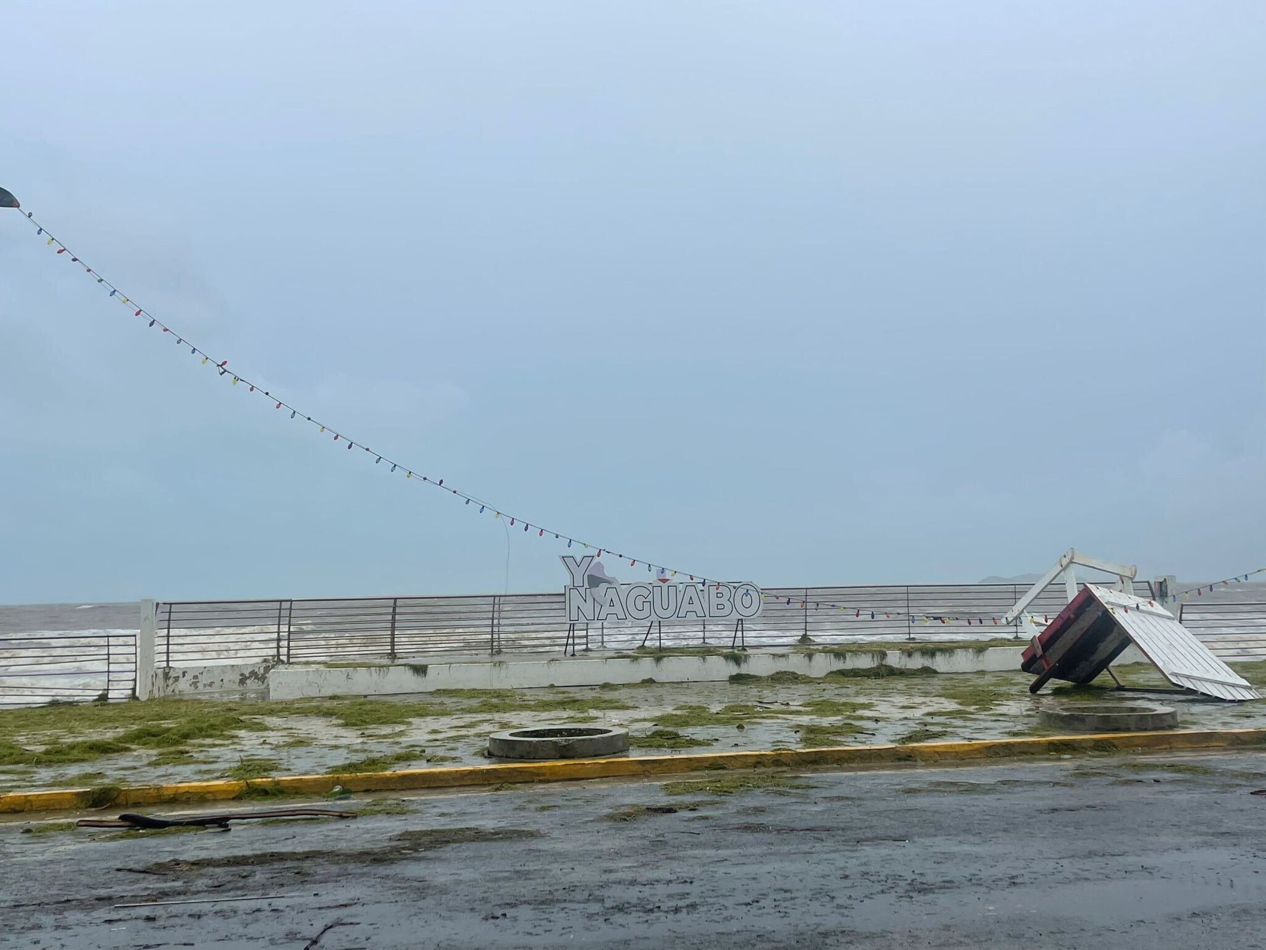 La tormenta tropical Ernesto causó daños en algunos elementos turísticos en el malecón de Naguabo.