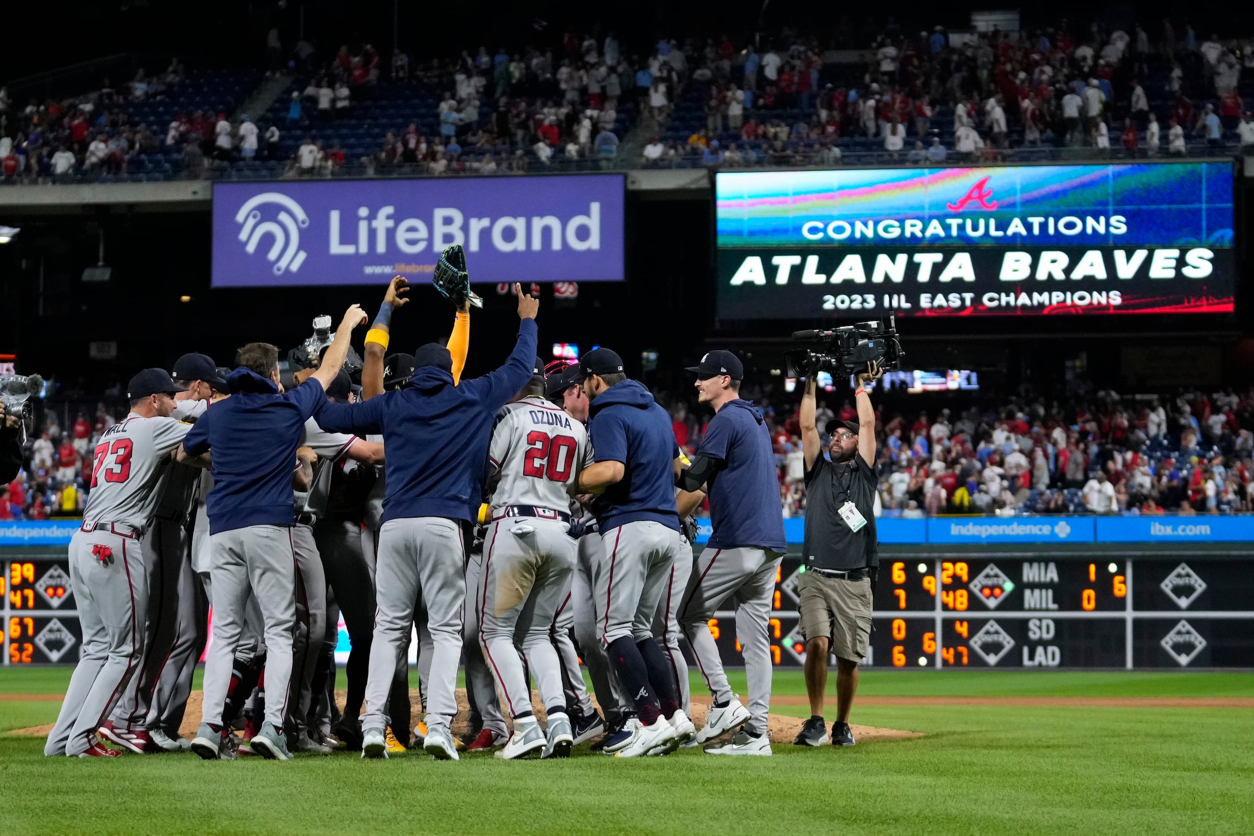 Los Braves de Atlanta festejan la conquista de su sexto título consecutivo de la División Este de la Liga Nacional.