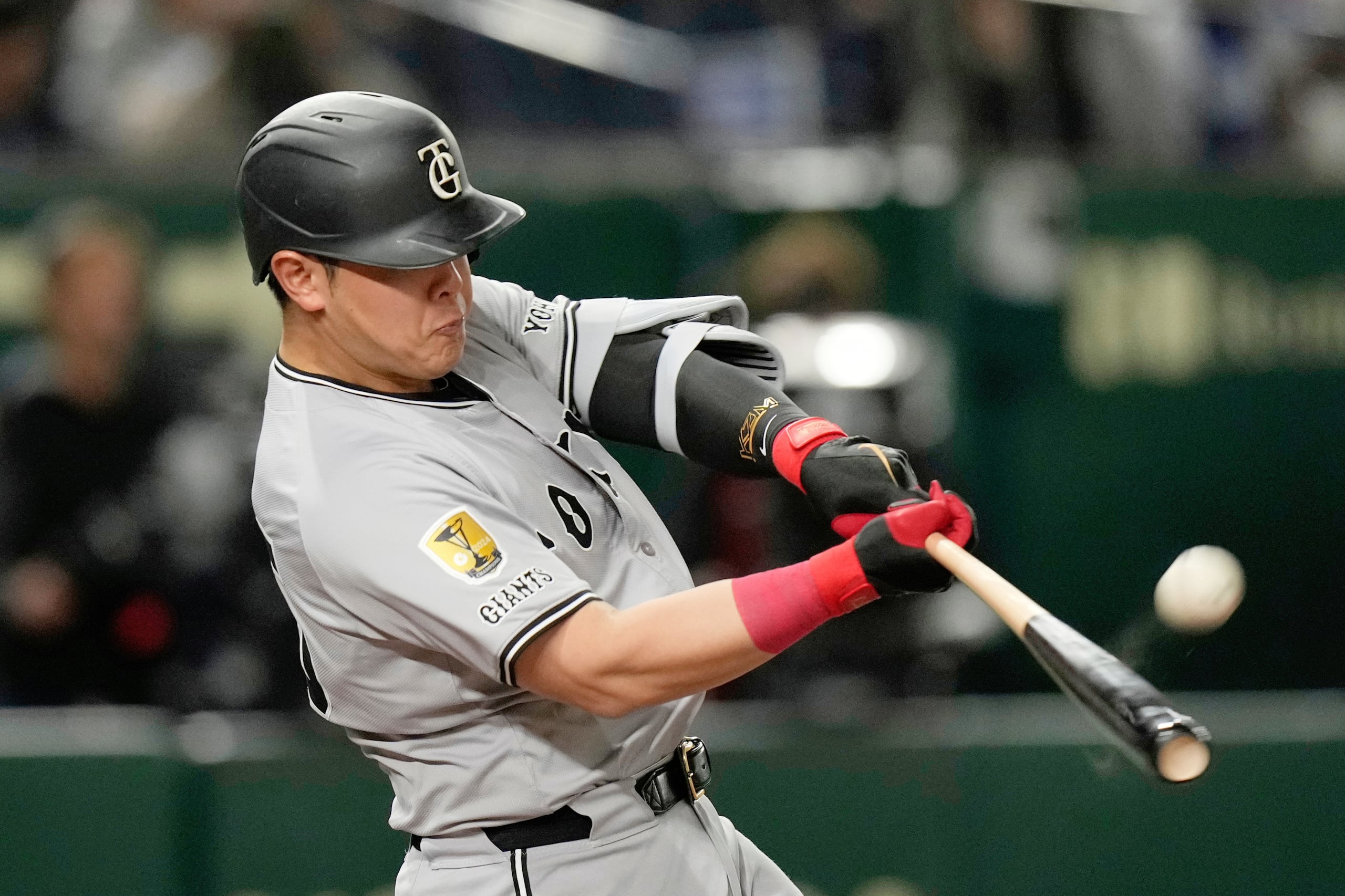 Kazuma Okamoto, de los Gigantes de Yomiuri, es ponchado en el cuarto inning de un juego de béisbol de entrenamiento de primavera contra los Dodgers de Los Ángeles en Tokio, Japón, el sábado 15 de marzo de 2025.
