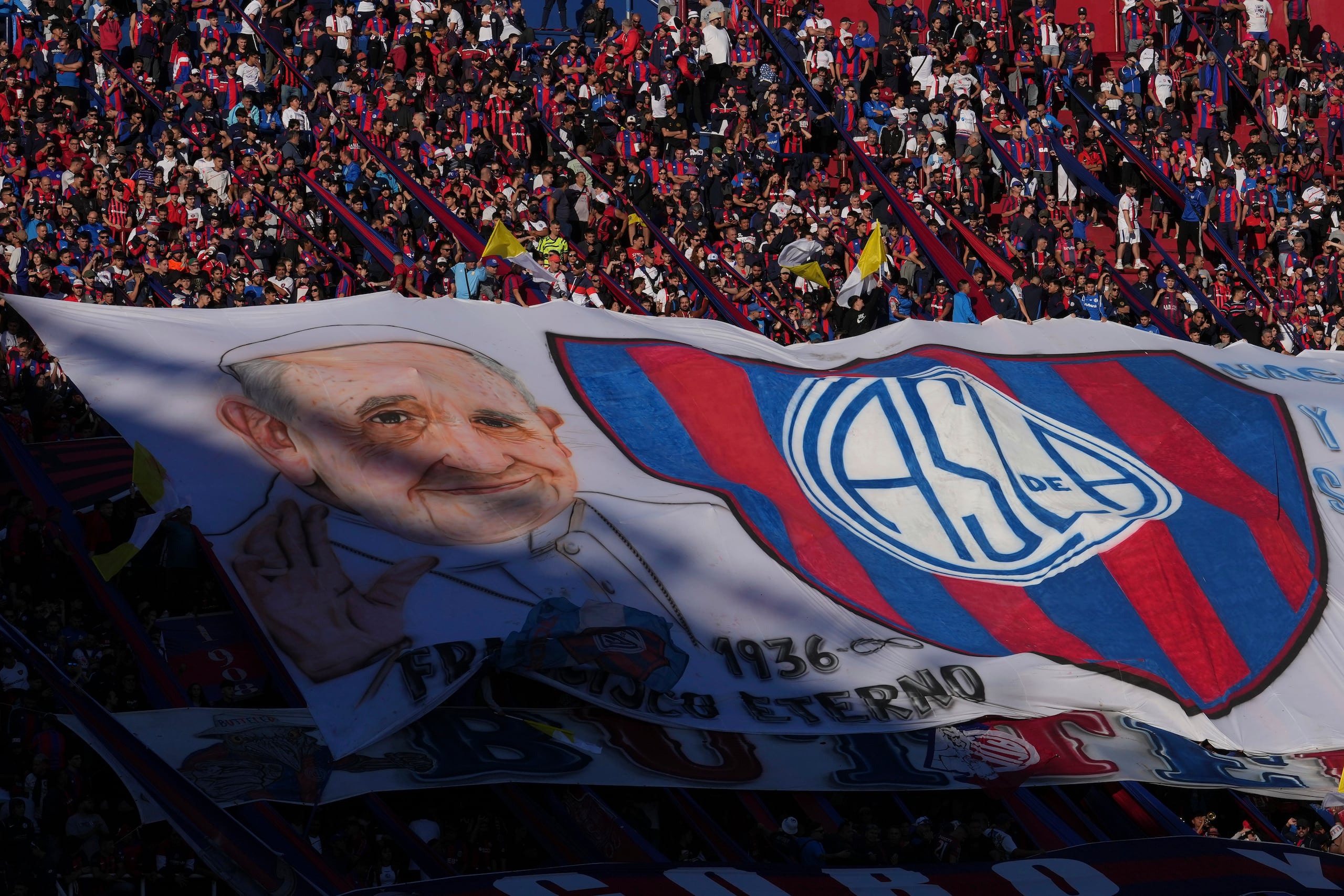 Una pancarta con la imagen del fallecido papa Francisco es desplegada en el estadio de San Lorenzo durante el partido de la liga argentina contra Rosario Central, el sábado 26 de abril de 2025, en Buenos Aires.