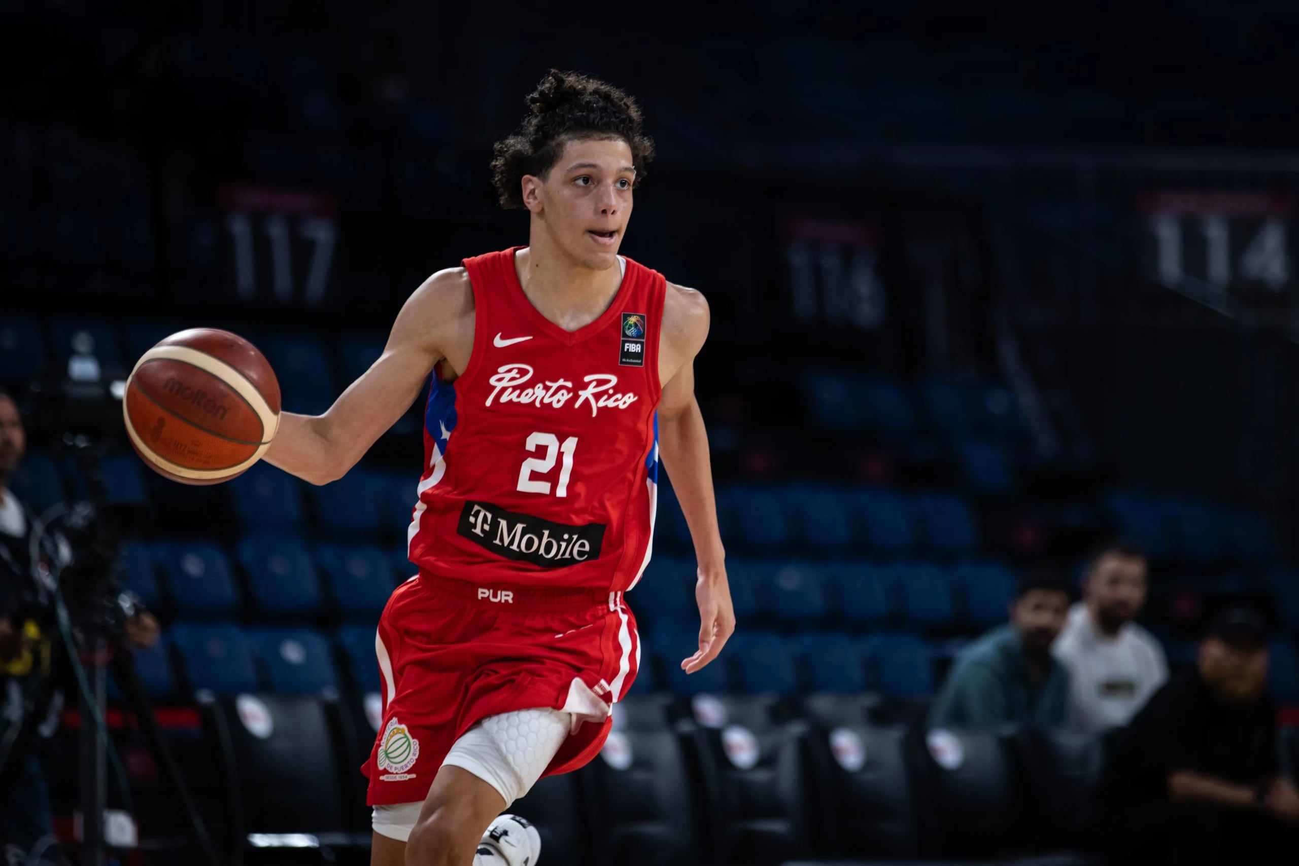 Felipe Quiñones maneja el balón el uniforme del Equipo Nacional.