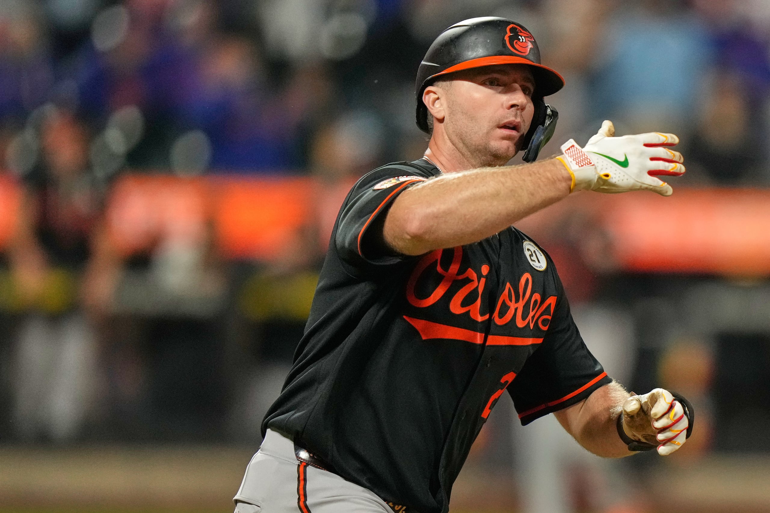 Pete Alonso reacciona después de conectar un cuadrangular en la novena entrada de un juego entre los Orioles y los Mets.