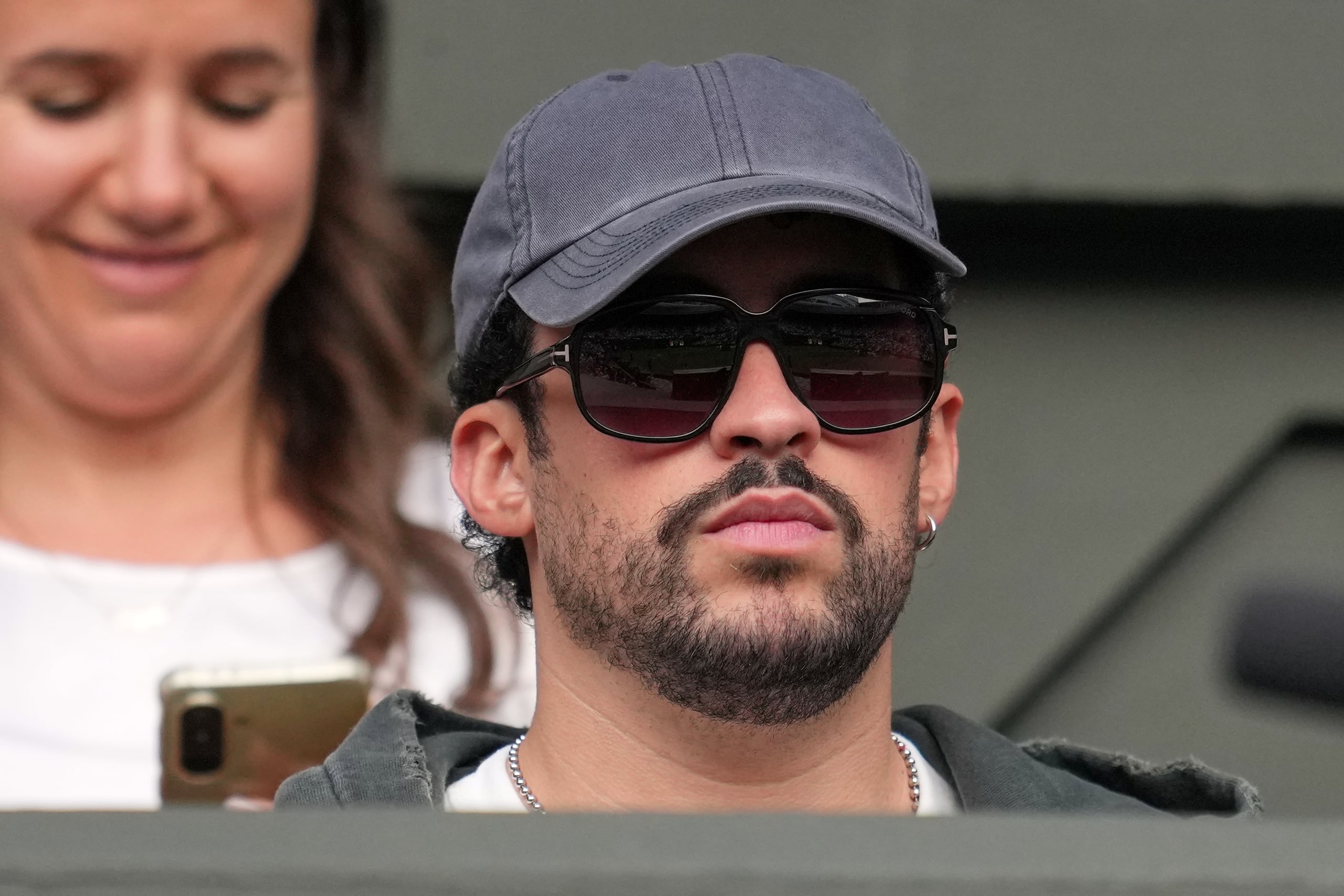 El cantante puertorriqueño Bad Bunny observa el partido entre el serbio Novak Djokovic y el chino Yibing Wu durante la primera ronda del Campeonato de Wimbledon, el lunes 29 de junio de 2026, en Londres. (AP Foto/Kin Cheung)