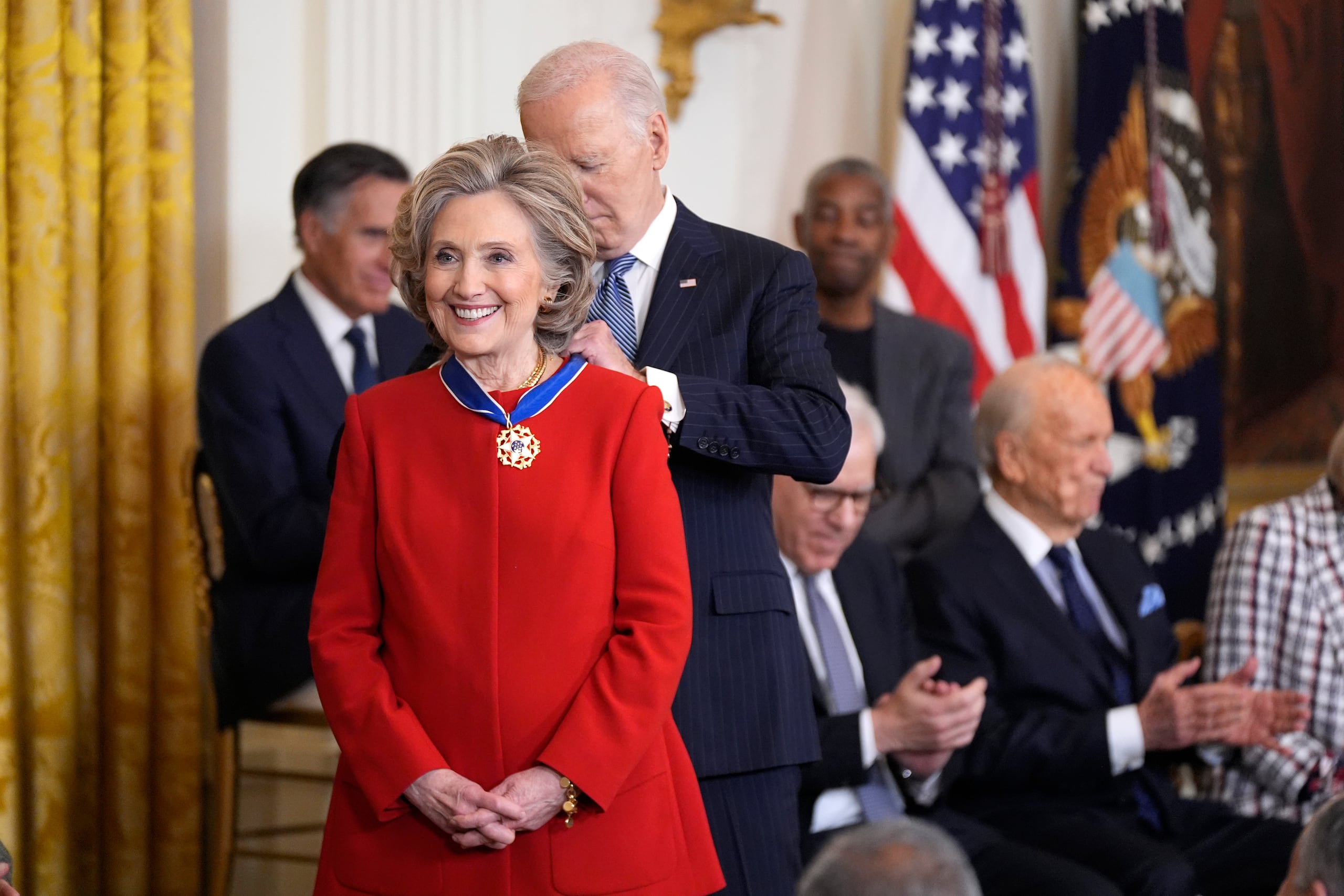 El presidente Joe Biden entrega la Medalla Presidencial de la Libertad, el máximo honor civil de la nación, a la exsecretaria de Estado Hillary Clinton, en la Sala Este de la Casa Blanca, el sábado 4 de enero de 2025, en Washington. (Foto AP/Manuel Balce Ceneta)