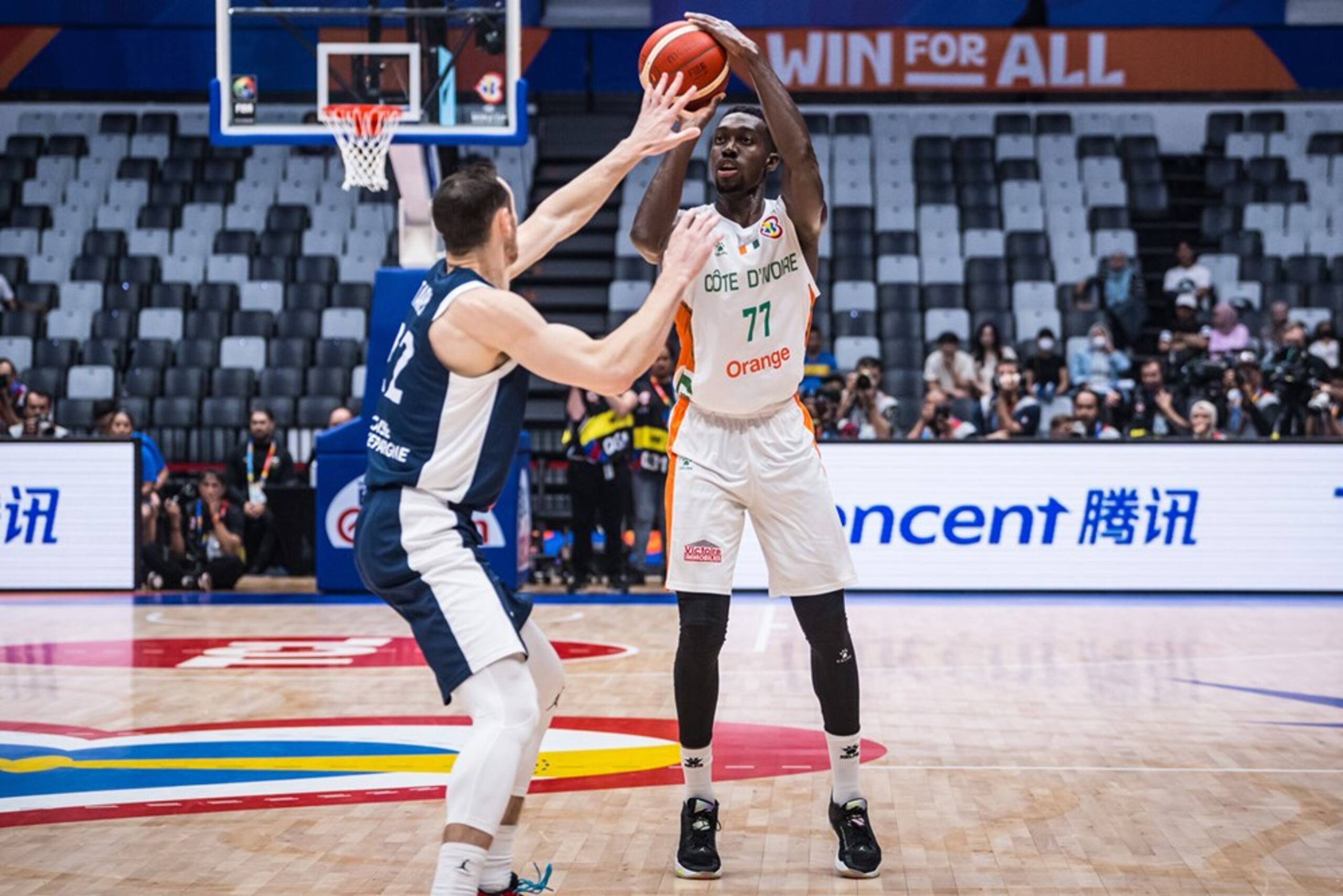 El alero marfileño Jean Philippe Daily lanza un balón en la Copa del Mundo 2023 ante Francia.