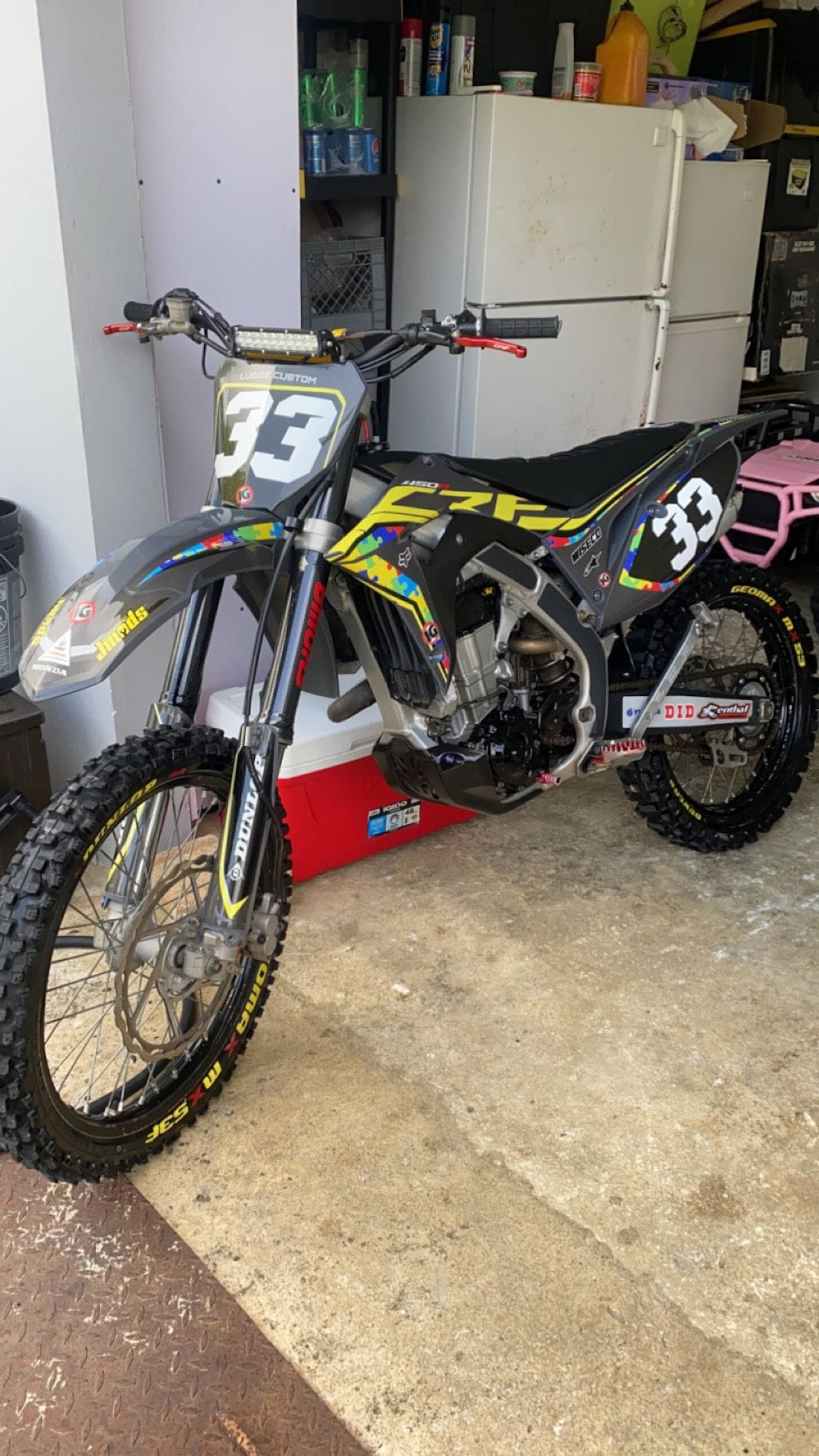 Solicitan ayuda para ocalizar la motora Honda CRF, color gris, del año 2019 y con la tablilla 265525M, que fue hurtada de una escena de asesinato, en Florida.