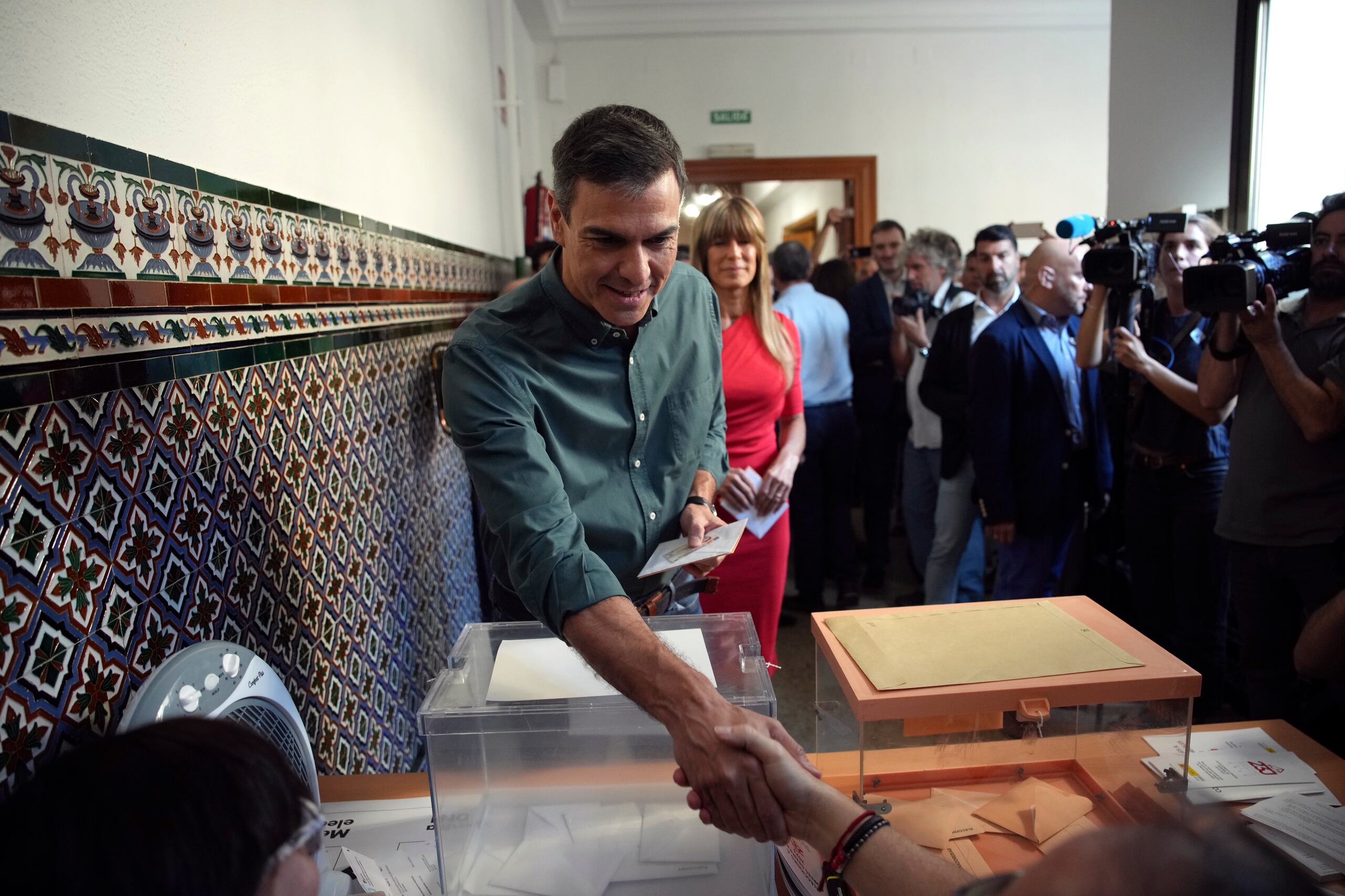 El presidente del gobierno español y candidato del Partido Socialista, Pedro Sánchez, saluda a un trabajador electoral al votar en un centro de votación el domingo 23 de julio de 2023, en Madrid, España. (AP Foto/Emilio Morenatti)