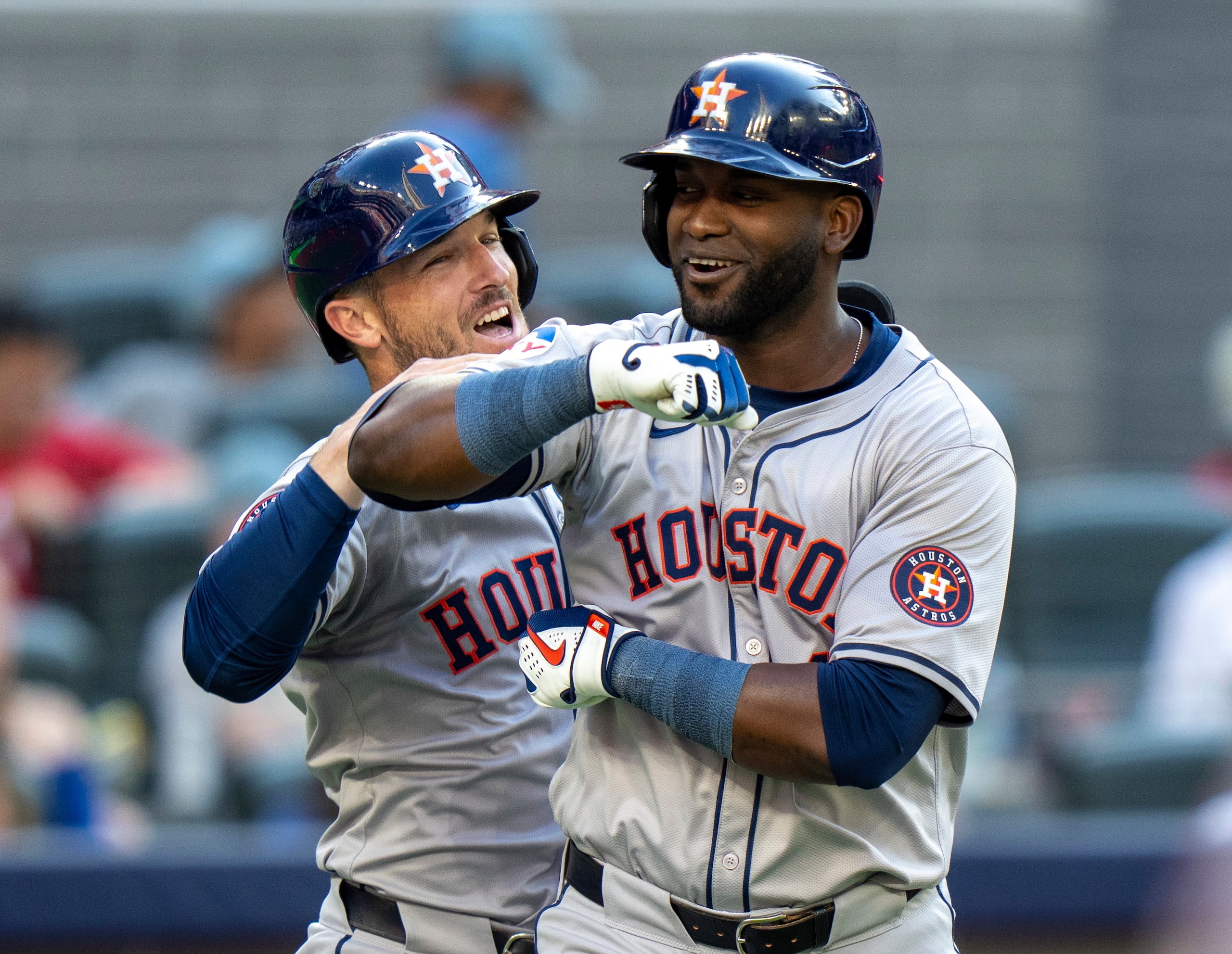 Yordan Álvarez, derecha, bateador designado de los Astros de Houston, es felicitado por su compañero de equipo Alex Bregman, después de que ambos anotaran con el cuadrangular del cubano en contra de los Azulejos de Toronto, el lunes 1 de julio de 2024, en Toronto. (Frank Gunn/The Canadian Press vía AP)