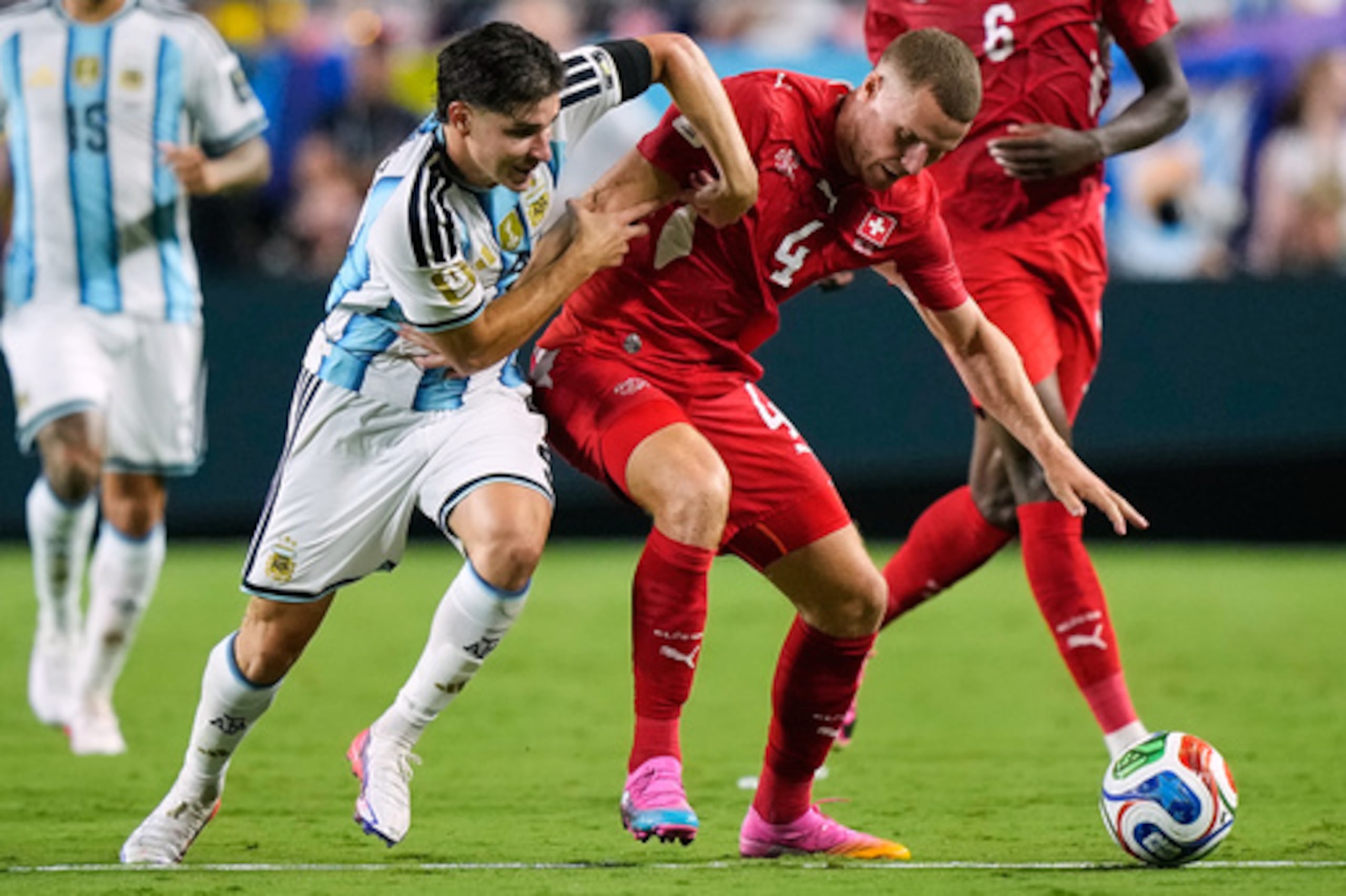 El argentino Julián Álvarez (izquierda) aparece aquí disputando una posesión al suizo Nico Elvedi (4) durante el partido de cuartos de final del Mundial de fútbol en Kansas City, Misuri, el sábado 11 de julio de 2026. (Foto AP/Charlie Riedel)