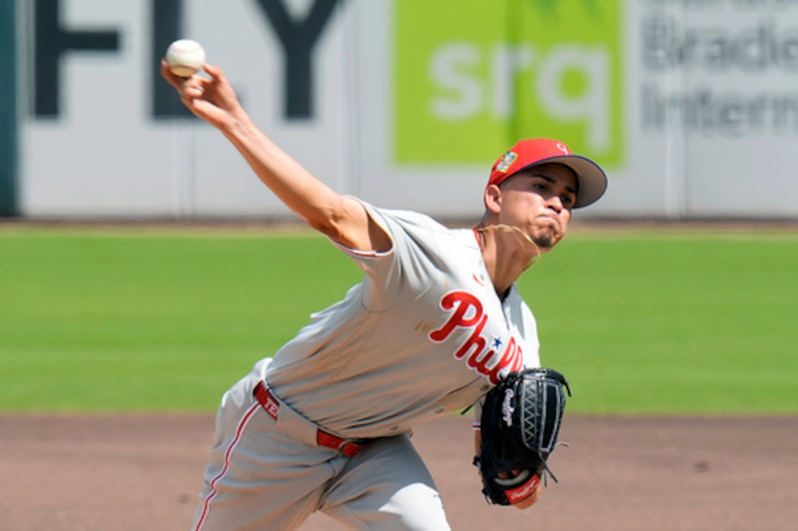 El lanzador de los Filis de Filadelfia Jean Cabrera lanza en la primera entrada del juego de exhibición ante los Piratas de Pittsburgh el viernes 6 de marzo del 2026. (AP Foto/Chris O'Meara)