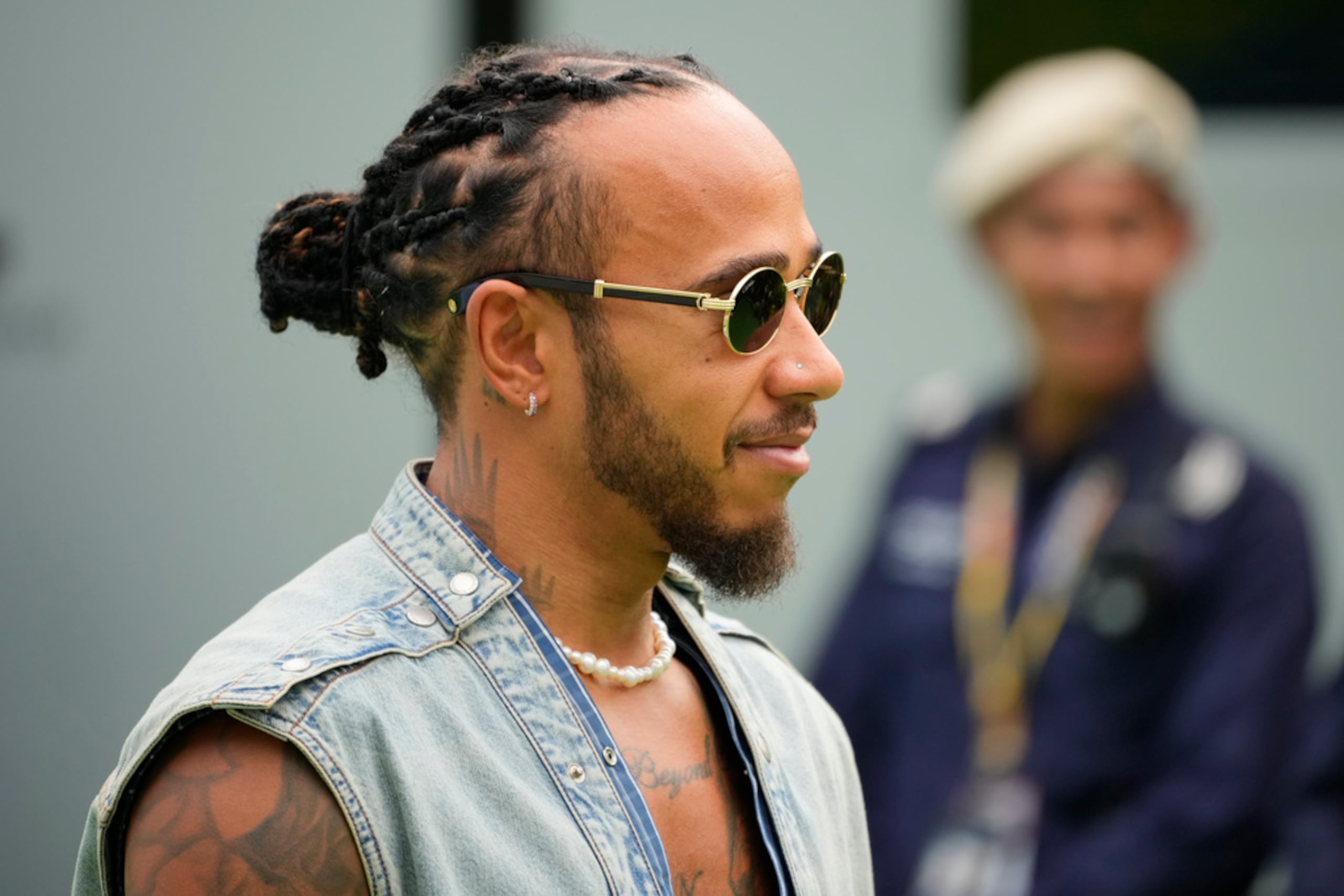 El piloto británico de Mercedes, Lewis Hamilton, llega para la primera sesión de práctica del Gran Premio de Fórmula Uno de Singapur en el Circuito Callejero de Marina Bay, en Singapur, el 20 de septiembre de 2024.