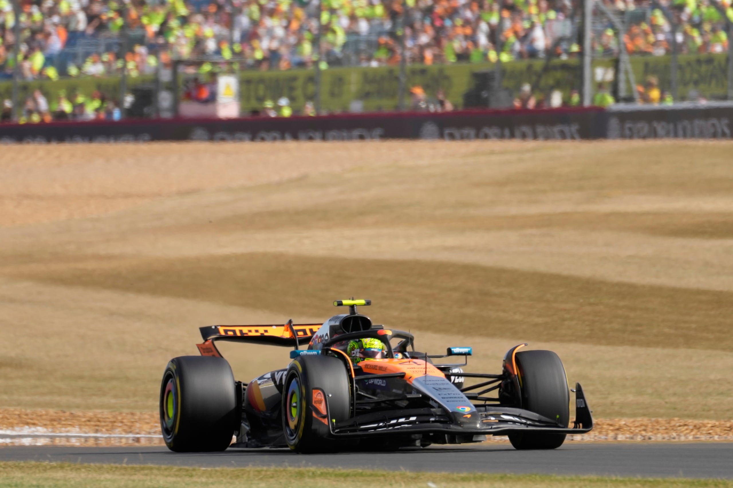 El piloto británico de McLaren, Lando Norris, en acción durante la segunda práctica del Gran Premio de Gran Bretaña de Fórmula 1 en Silverstone, Inglaterra.