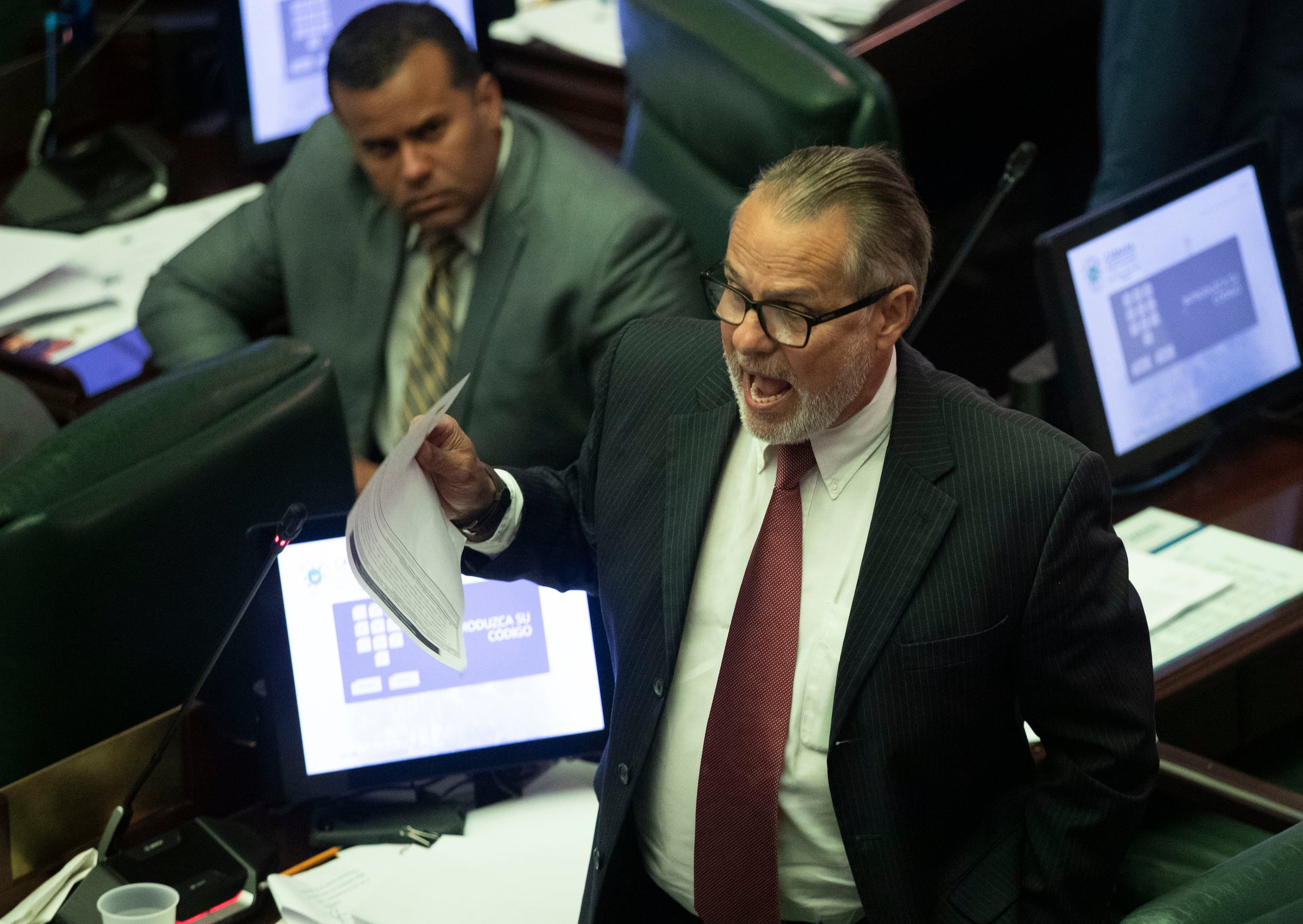 Tan pronto comenzó anoche el debate de la pieza legislativa en el hemiciclo cameral, el representante Conny Varela pidió que sacaran su firma del Proyecto de ley y salió molesto del lugar.