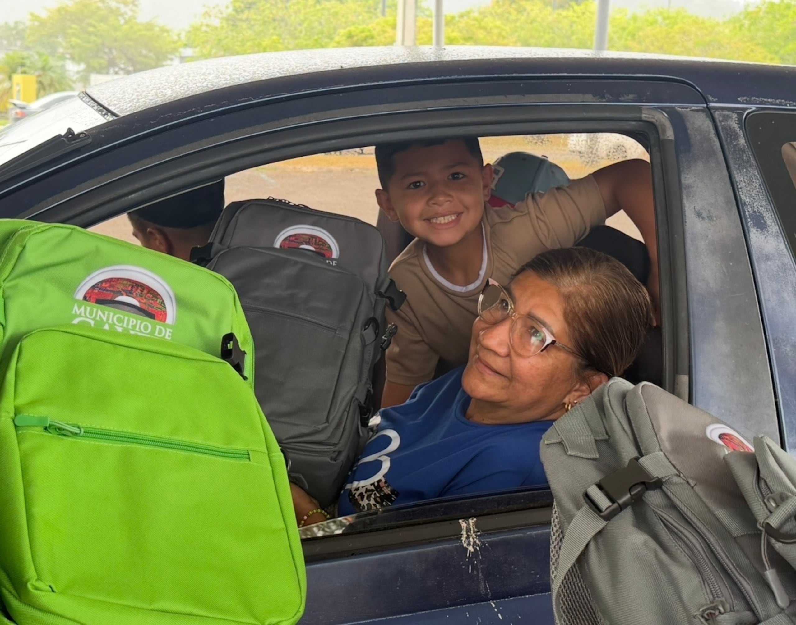 Cayey impulsa el regreso a clases con servi-carro de materiales escolares.