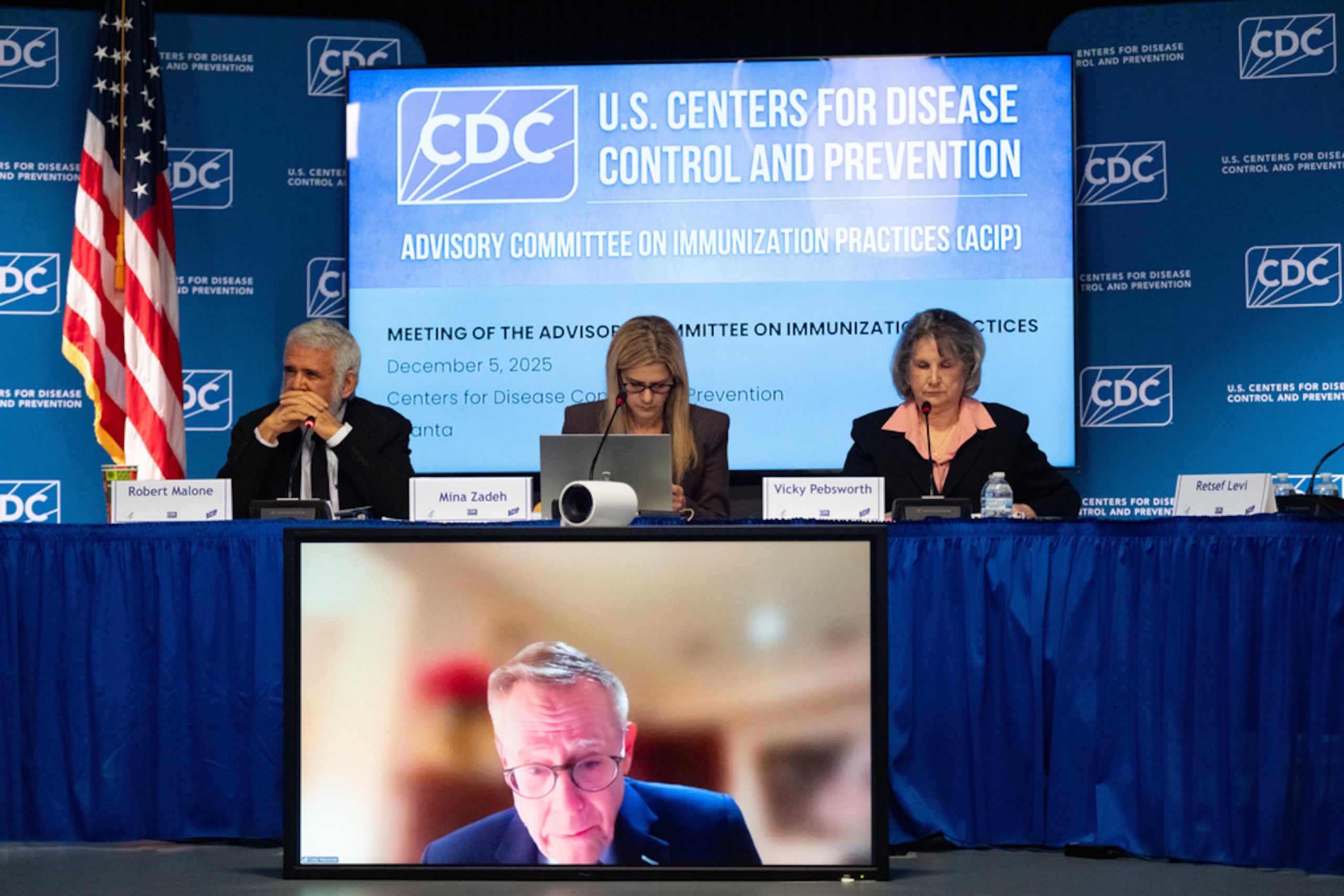 El Comité Asesor sobre Prácticas de Inmunización de los CDC se reúne en Atlanta el viernes, 5 de diciembre de 2025, para considerar cambios en las recomendaciones de la vacuna contra la hepatitis B para infantes.