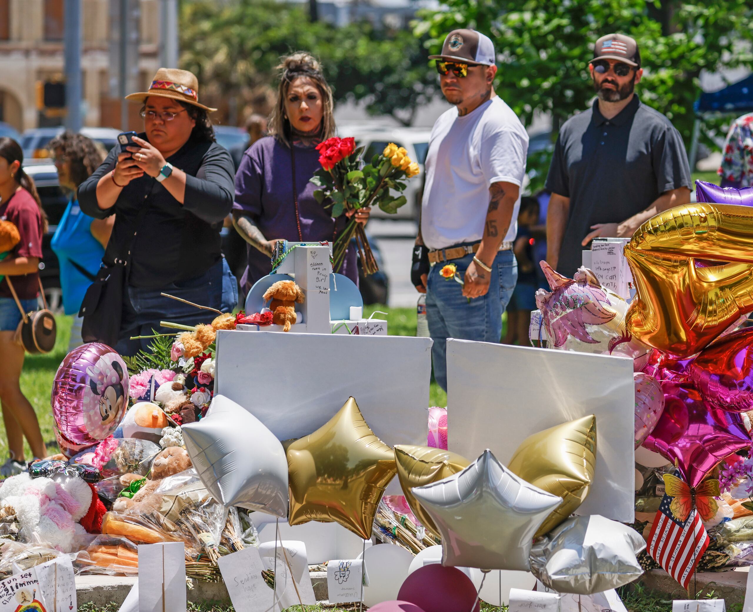 Algunas de las familias de las víctimas han pedido que se acuse a más agentes y han presentado demandas federales y estatales contra las fuerzas del orden, las redes sociales, las empresas de juegos en línea y el fabricante del rifle que utilizó el pistolero.