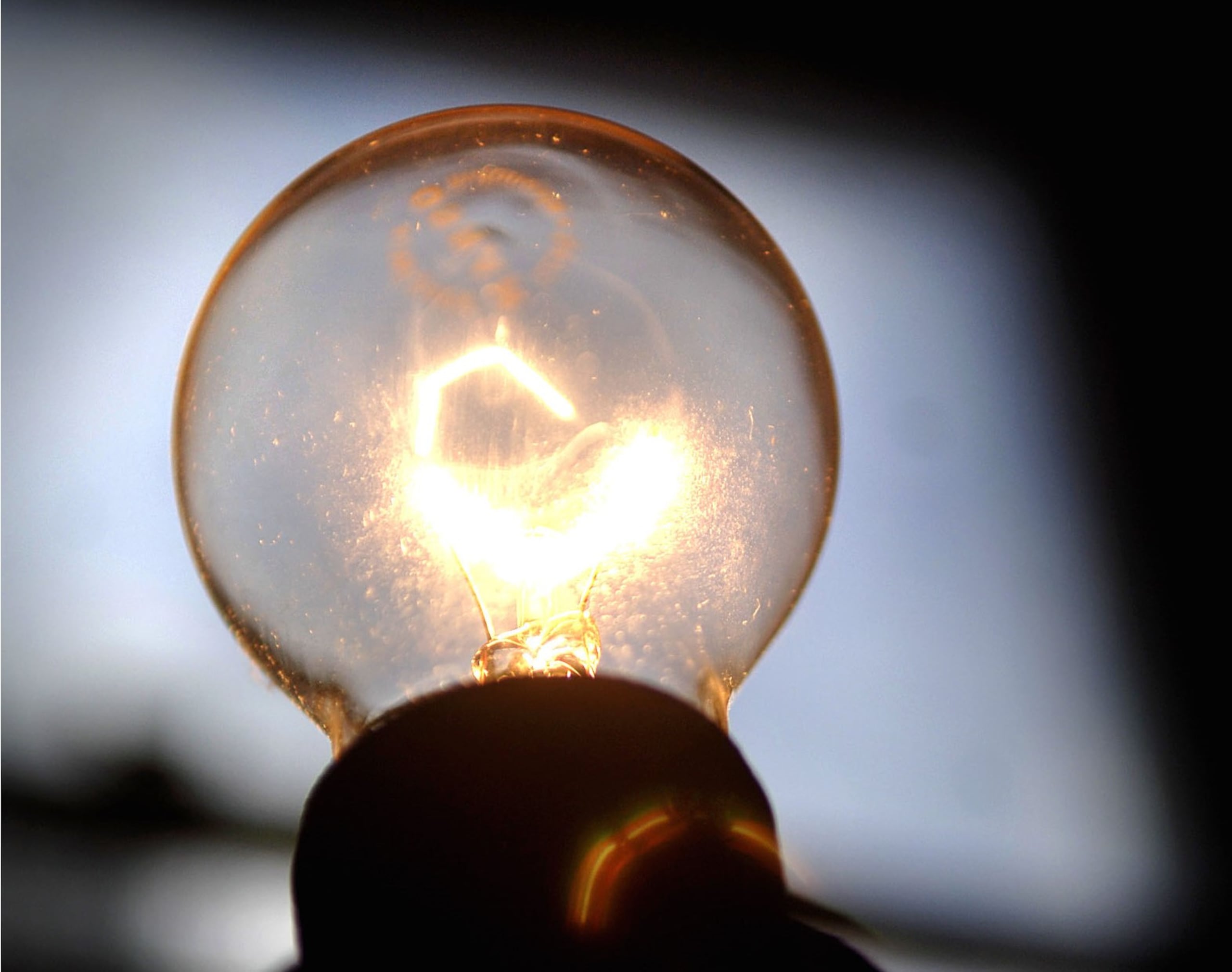 Una bombilla encendida.