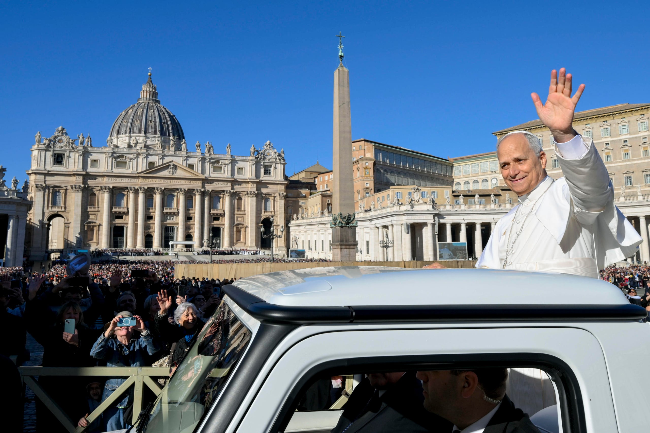 Una imagen proporcionada por los medios del Vaticano muestra al Papa León XIV durante su audiencia general semanal en la Plaza de San Pedro, en la Ciudad del Vaticano, 12 de noviembre de 2025. (Papa)