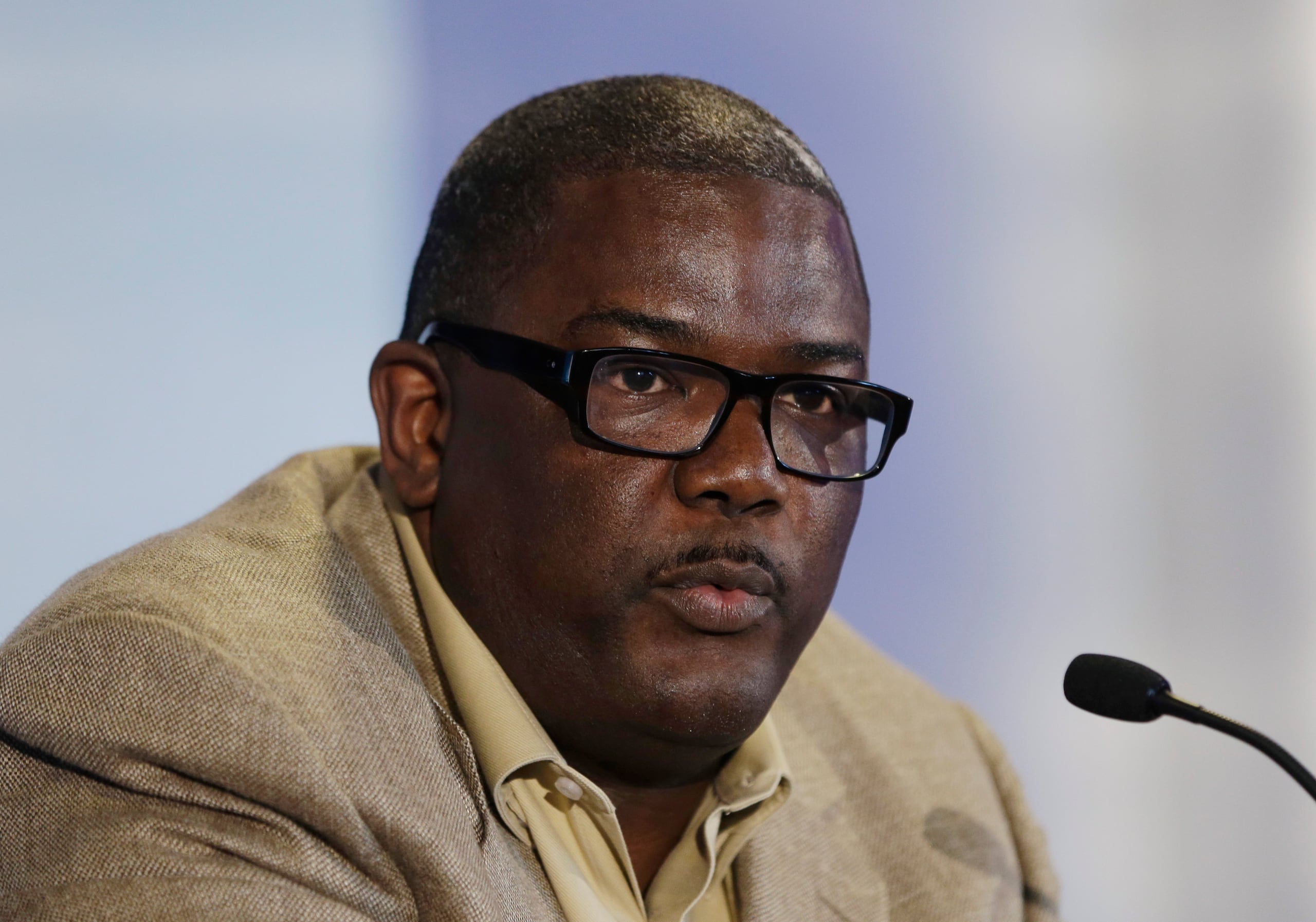 ARCHIVO - Joe Dumars, entonces presidente de operaciones de baloncesto de los Pistons de Detroit, habla durante una conferencia de prensa en Auburn Hills, Michigan, el 16 de julio de 2013. (AP Foto/Carlos Osorio, Archivo)