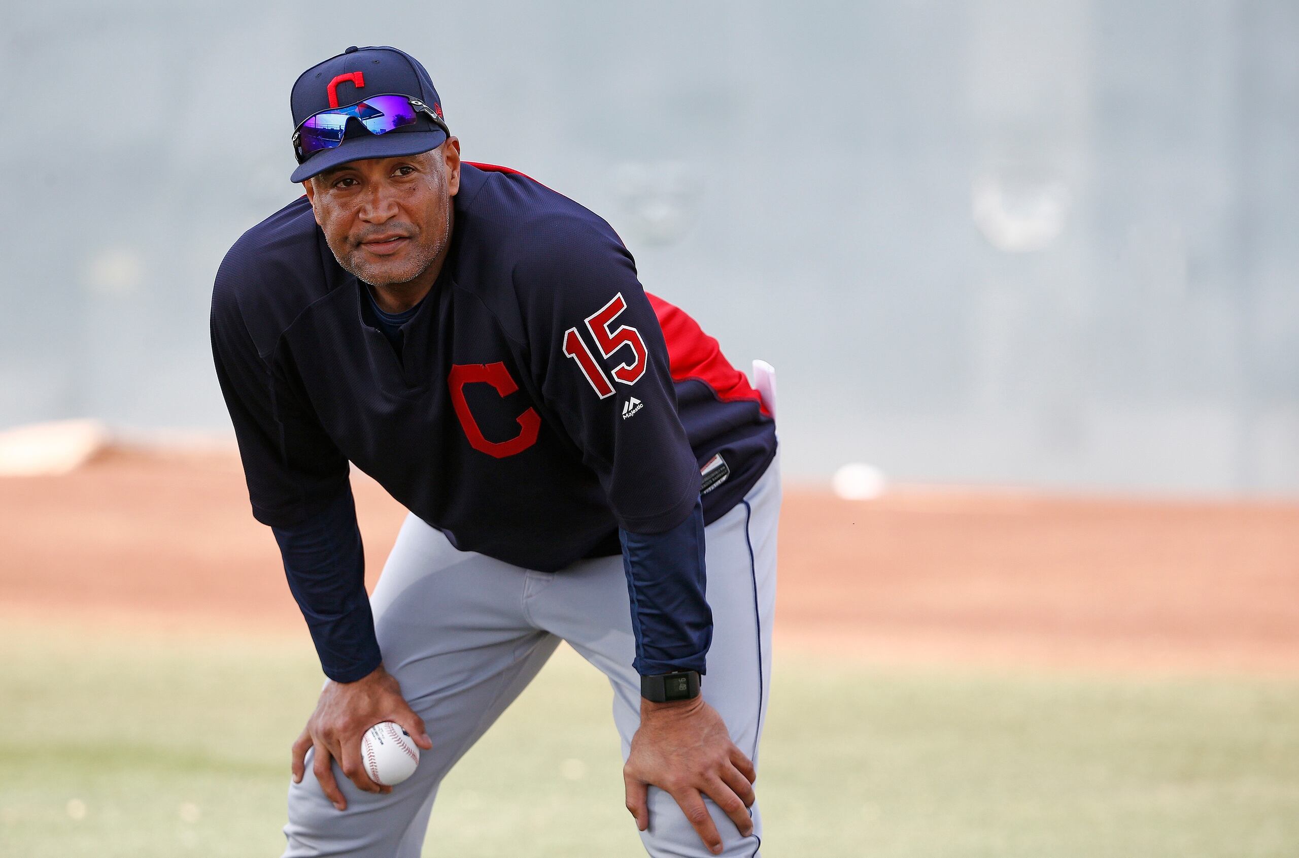 Sandy Alomar Jr. durante un entrenamiento de primavera de los Guardians de Cleveland.
