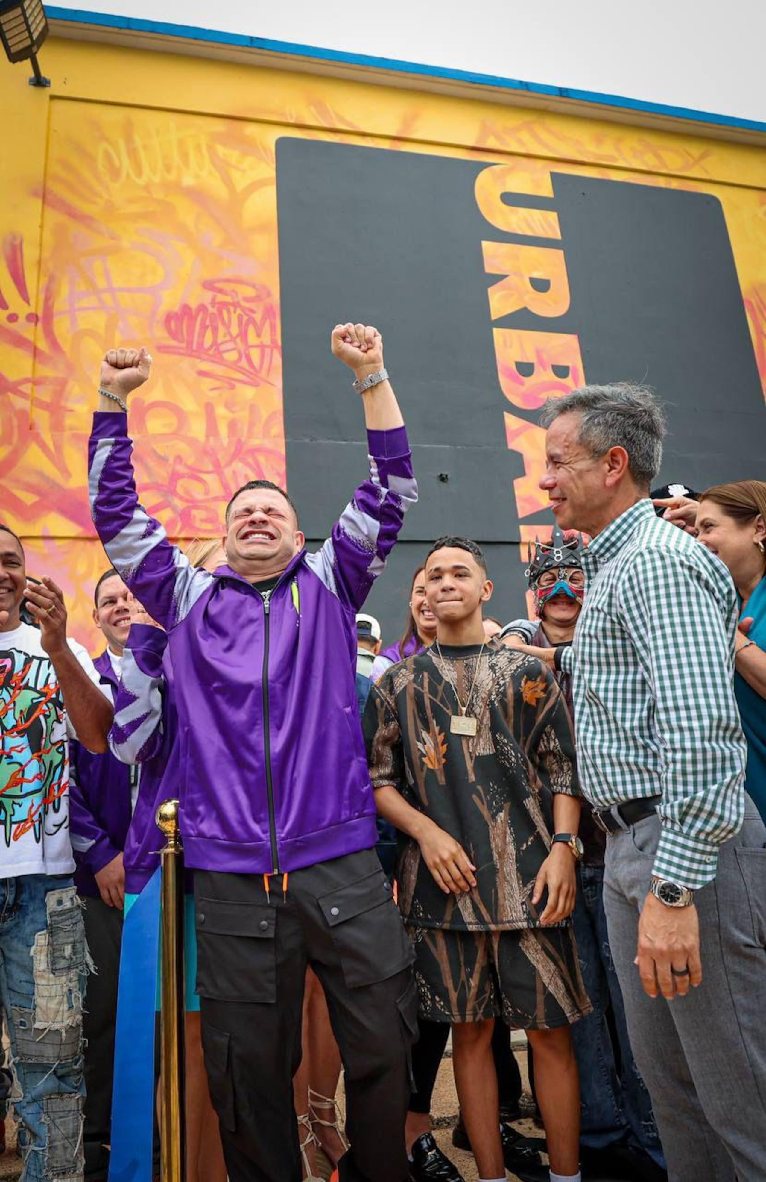 El exponente urbano Jowell se expresó honrado por ser parte del proyecto. A su lado, el alcalde de San Juan, Miguel Romero.