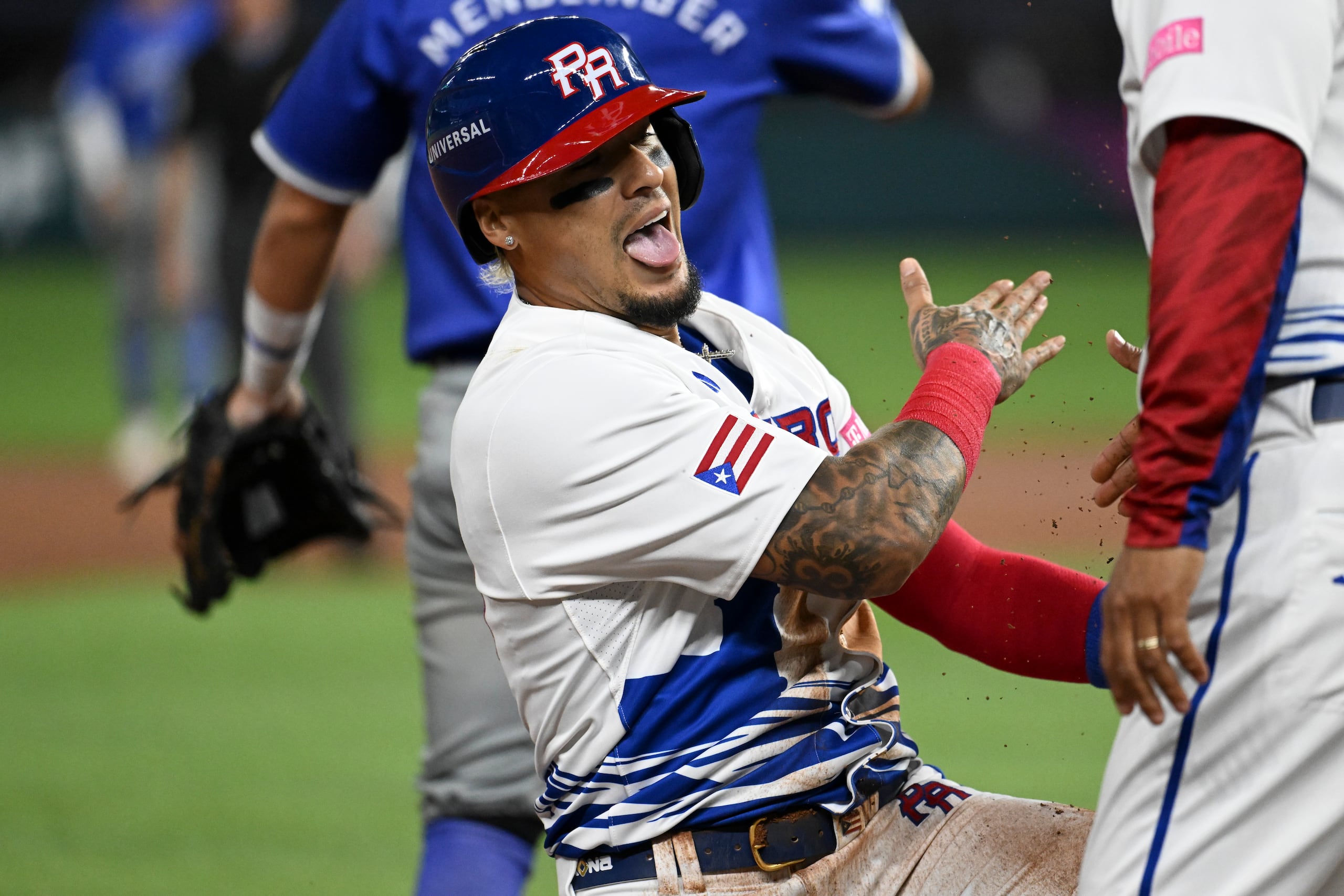 Javier Báez demuestra su alegría al robarse la tercera base durante el Clásico Mundial de Béisbol 2023.