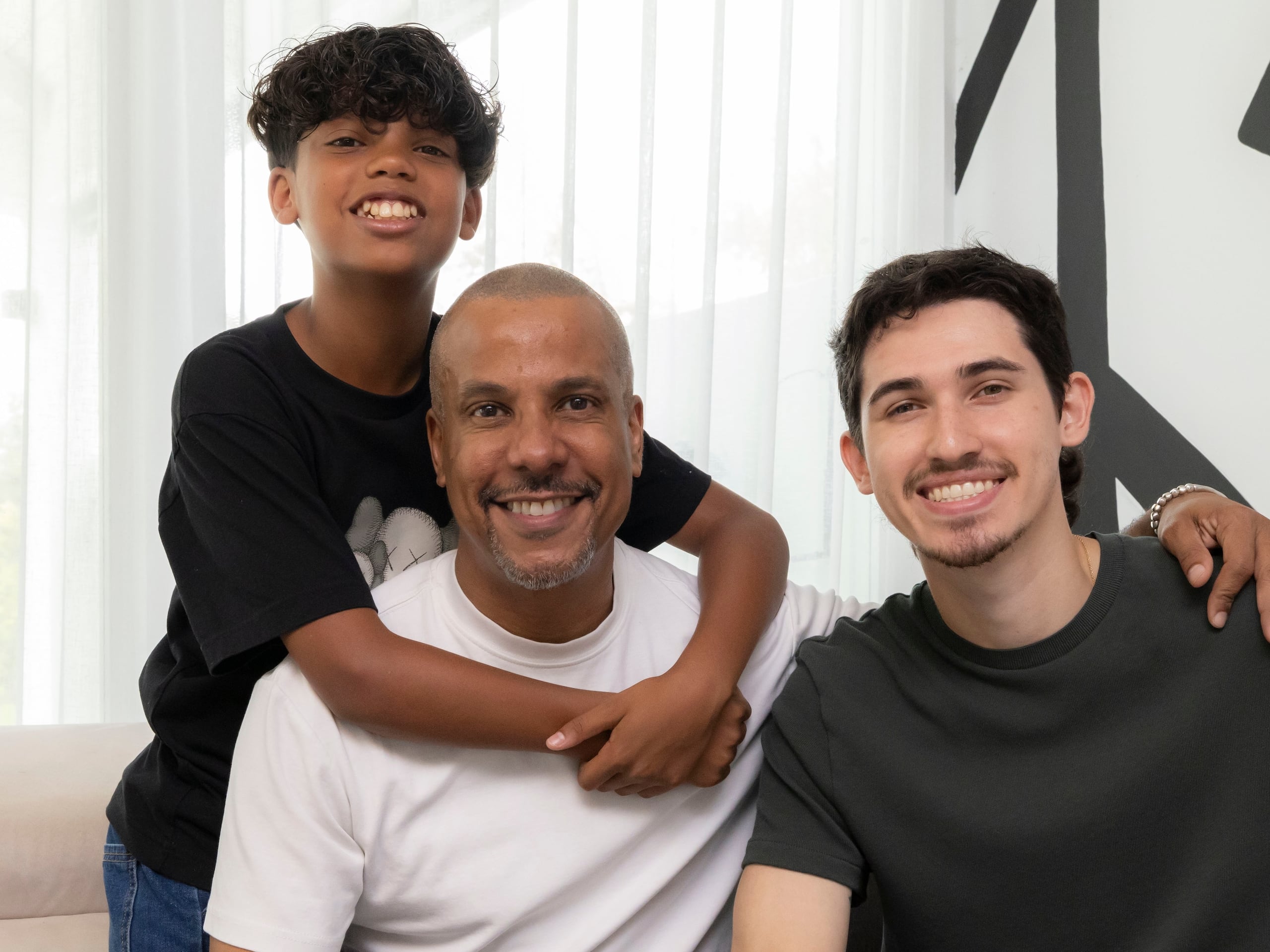 Rubén con sus hijos Yadriel Morales Cartagena, y Rubén Andrés Rodríguez Cartagena.
