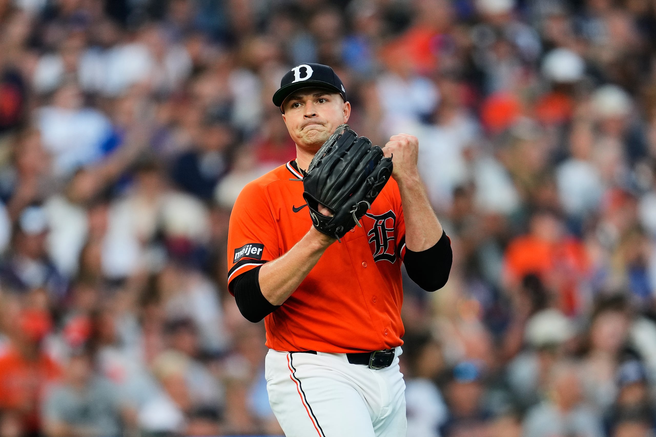 Tarik Skubal, lanzador de los Tigers de Detroit, reacciona tras ponchar a un bateador en un juego contra los Royals de Kansas City.