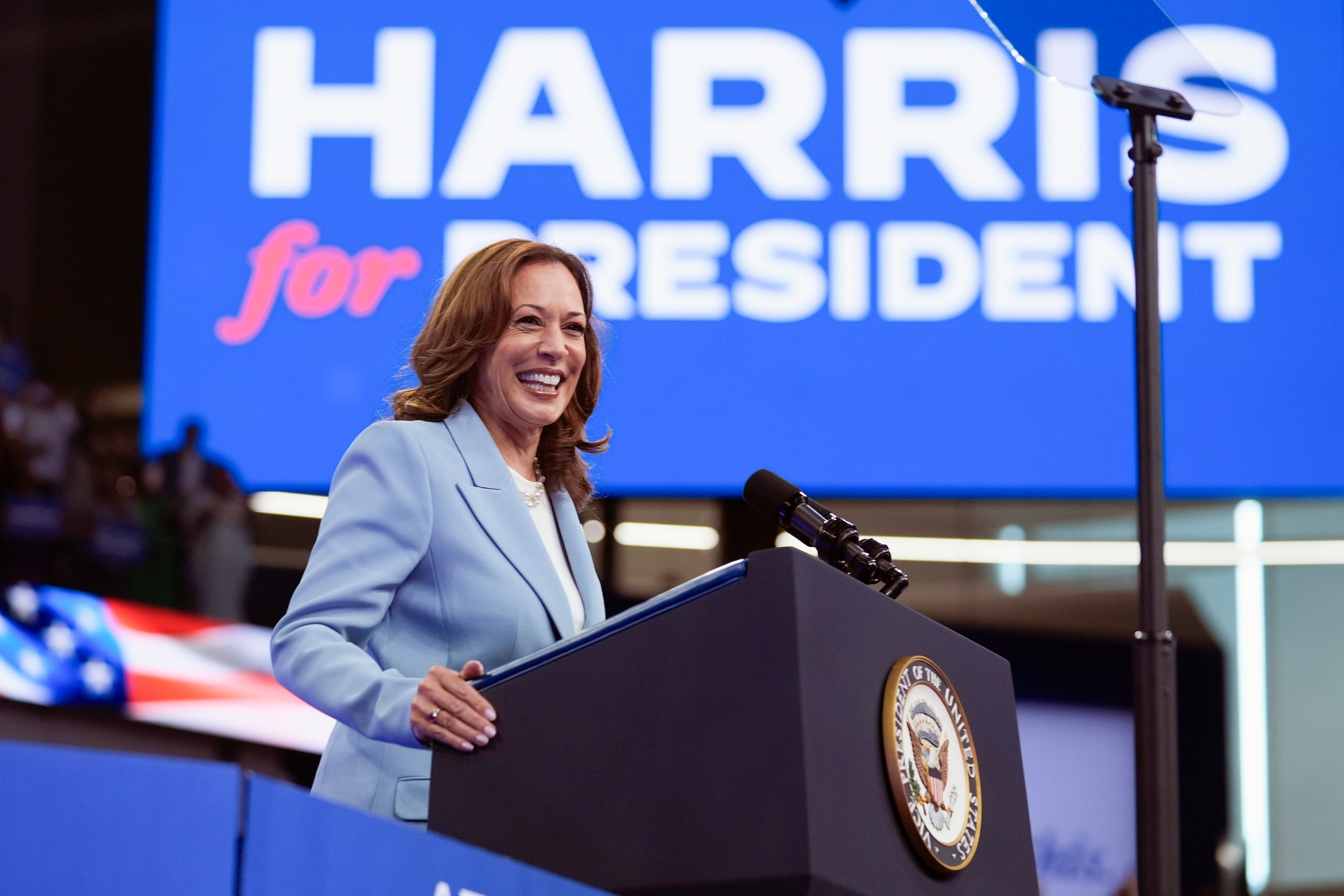 El ánimo de los votantes este año por Kamala Harris, en la foto, ha sobrepasado el despertado por la candidatura del expresidente Barack Obama (2009-2017).