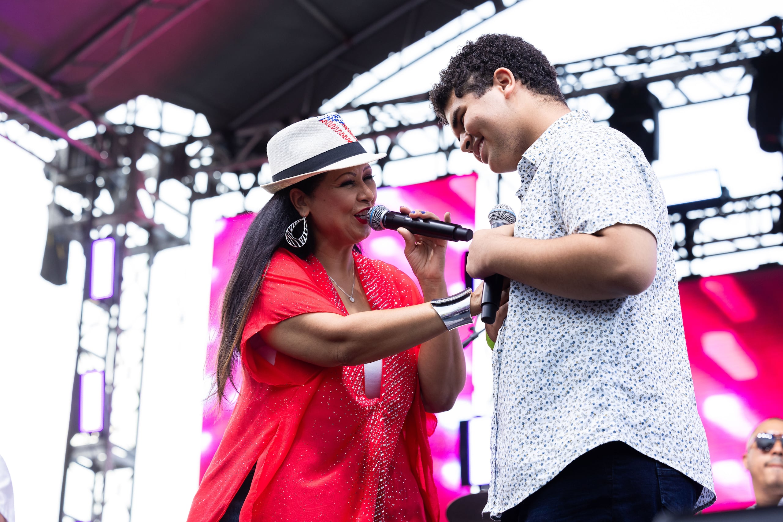 La trovadora Victoria Sanabria, quien compartió tarima junto a su hijo, Esteban Alberto, arrancó emociones con su interpretación de "Yo habito una Tierra luz", de Tony Croatto.