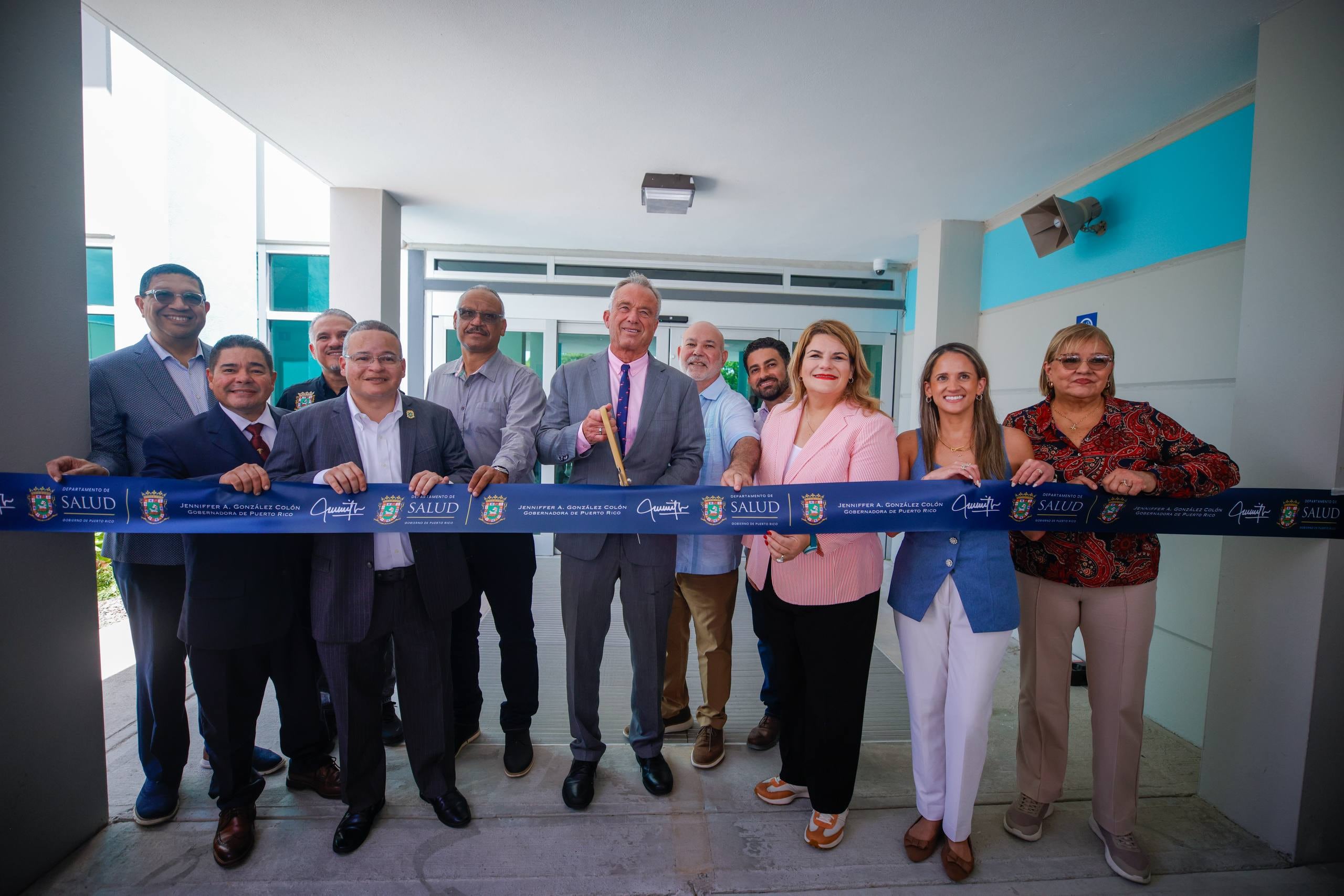 El secretario de Salud y Servicios Humanos de los Estados Unidos (HHS), Robert F. Kennedy Jr., inaugura junto a la gobernadora Jenniffer González y varios funcionarios de gobierno el hospital de Vieques.